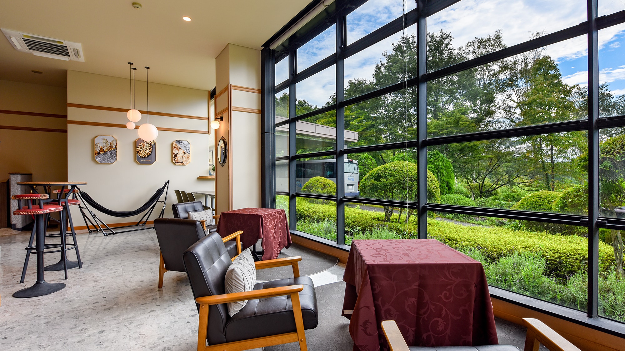 *[Lounge] Relax and unwind after your trip while enjoying a welcome drink (coffee, tea, etc.)