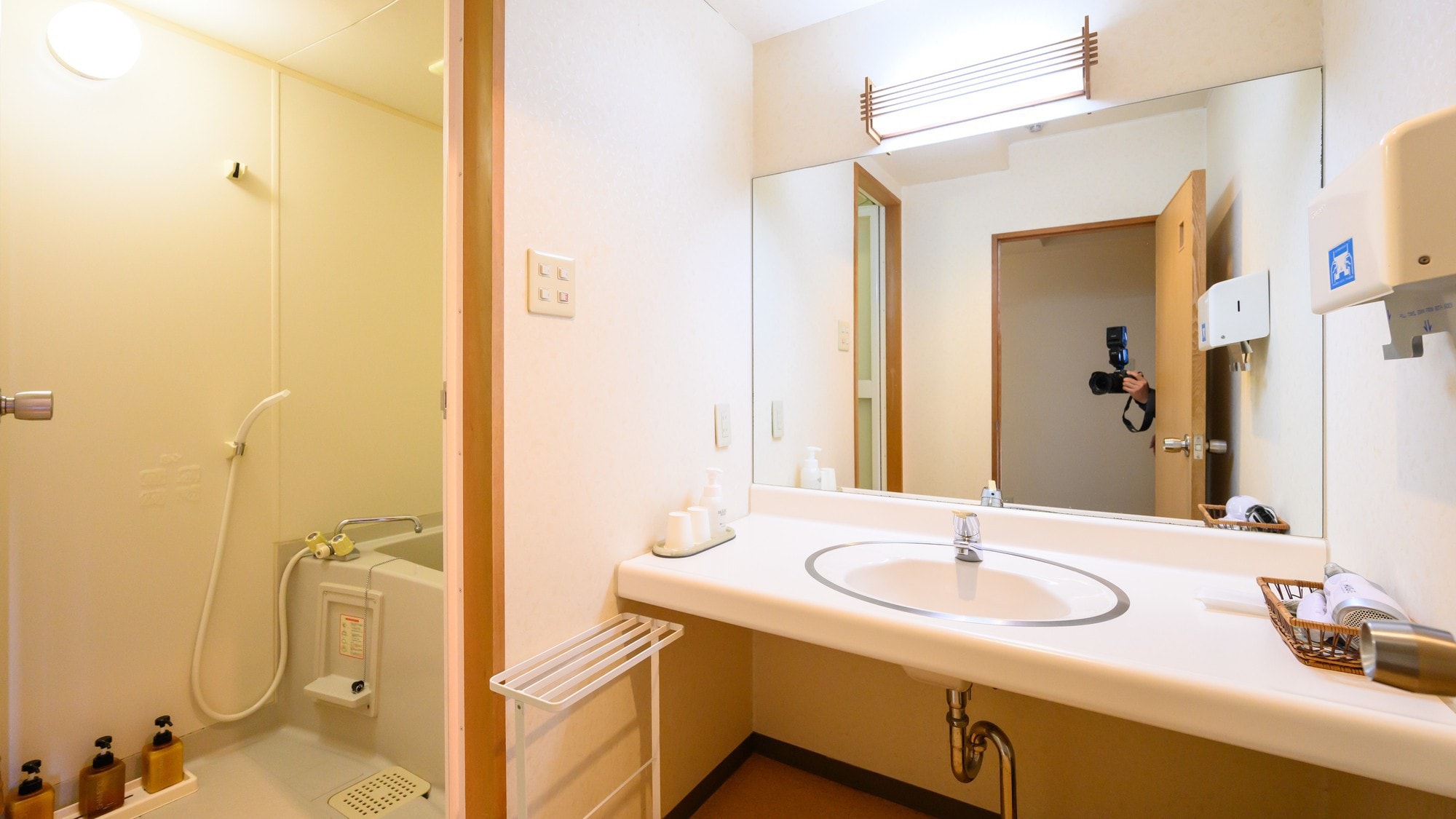 Standard guest room washroom