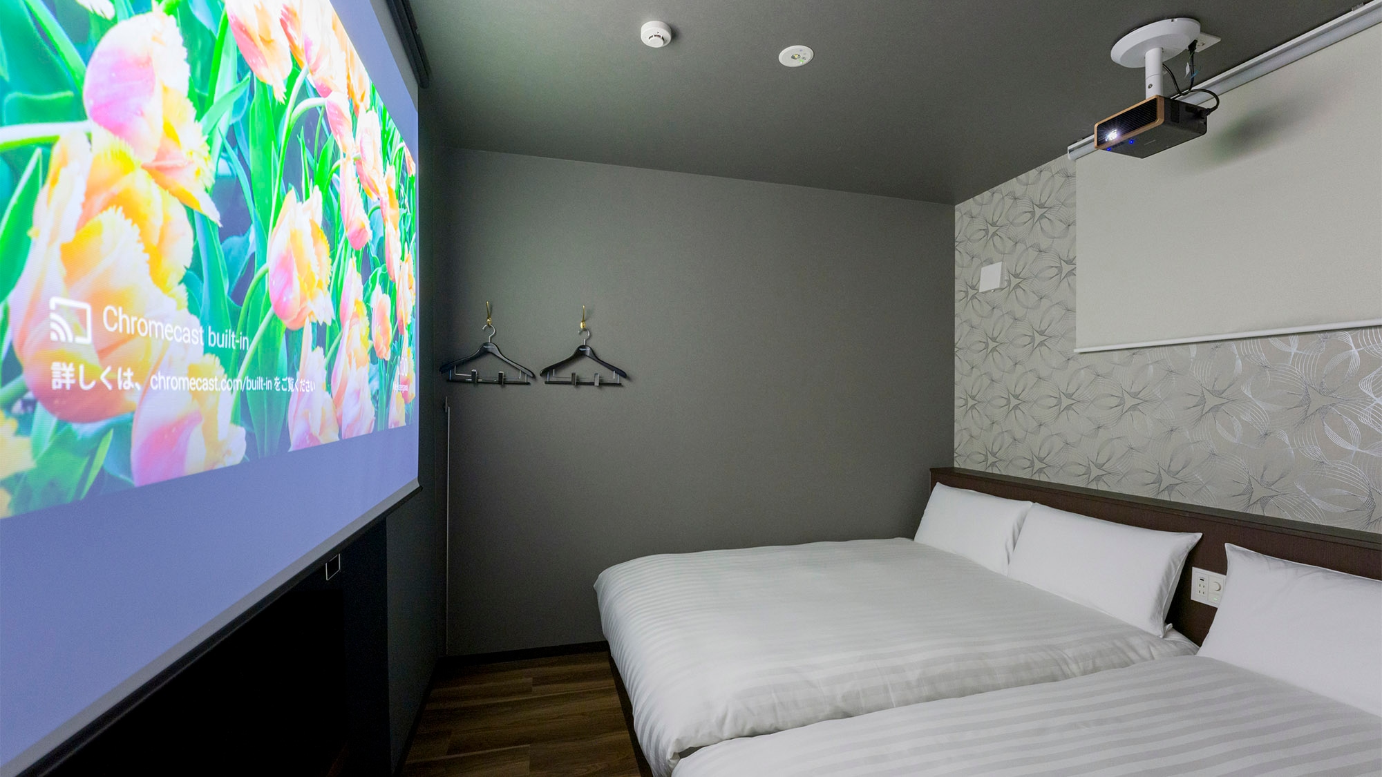 [Example of guest room with a capacity of 6 people] EPSON Home Projector
