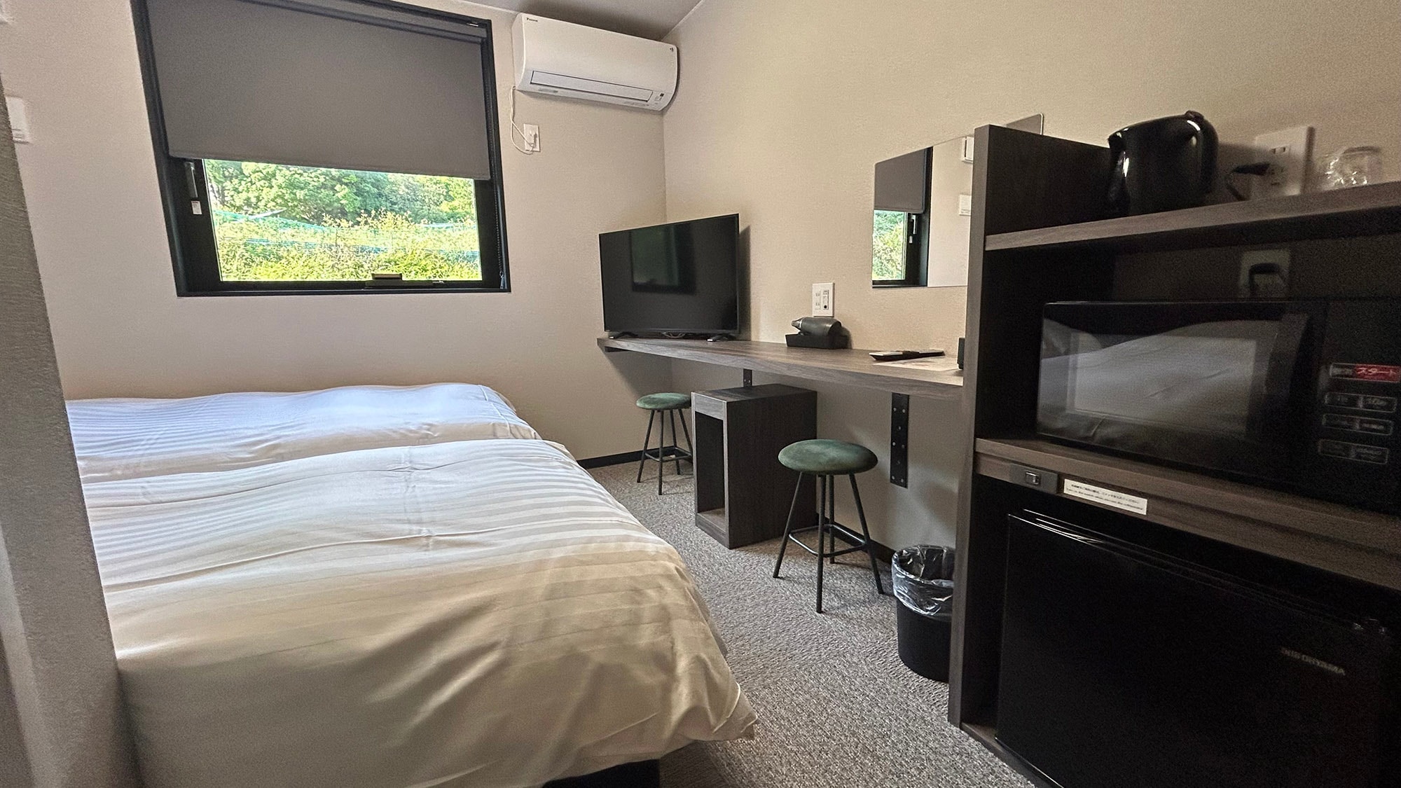 ・[Twin room] A refrigerator, microwave and kettle are provided.