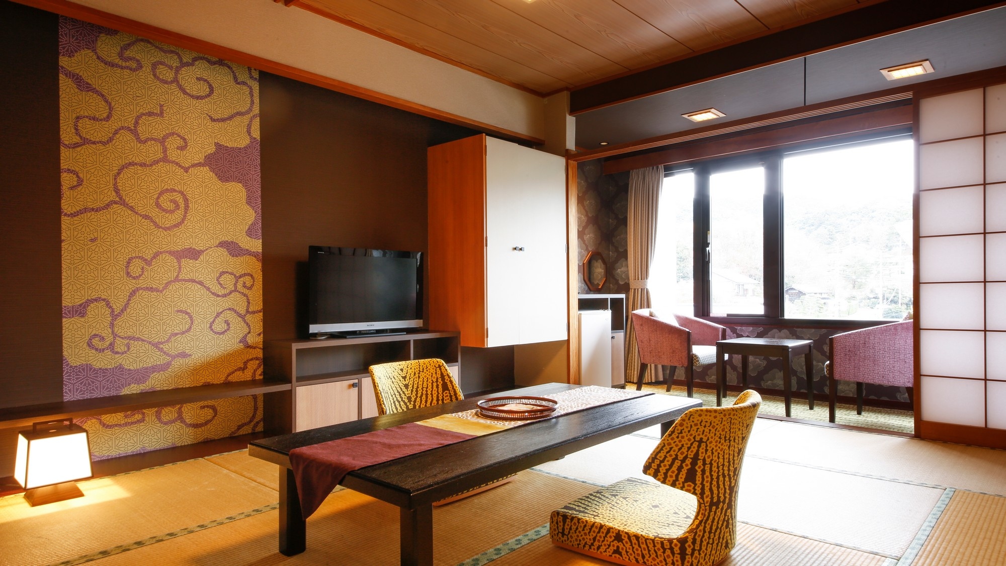 出雲概念日式房間 <Kaun-KAUN> 桌子和椅子選擇了與房間氣氛相匹配的顏色圖案。