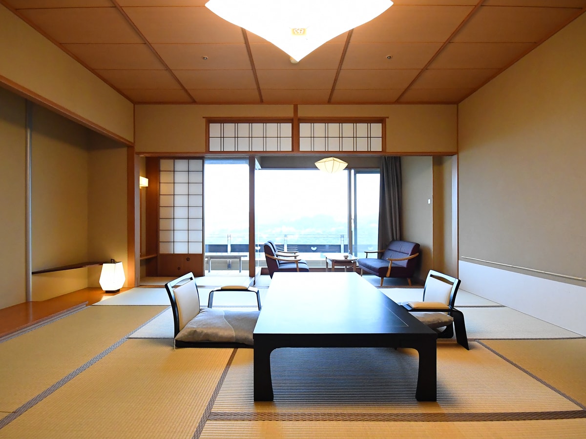 From the guest rooms, you can see the cityscape of Ito, Sagami Bay, and the mountains of Izu. Furthermore, it is spacious with wide edges and wet edges.