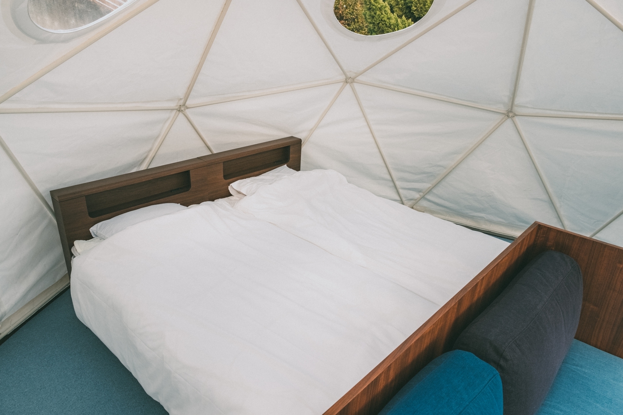 Simmons bed. You can sleep soundly while listening to the sound of waves.