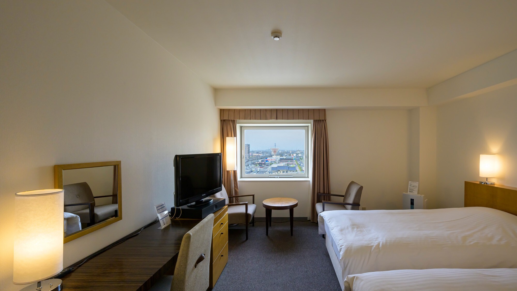 [Standard Twin] A spacious room with a chair and table. Enjoy a relaxing time while looking out at the view of Izumo city.