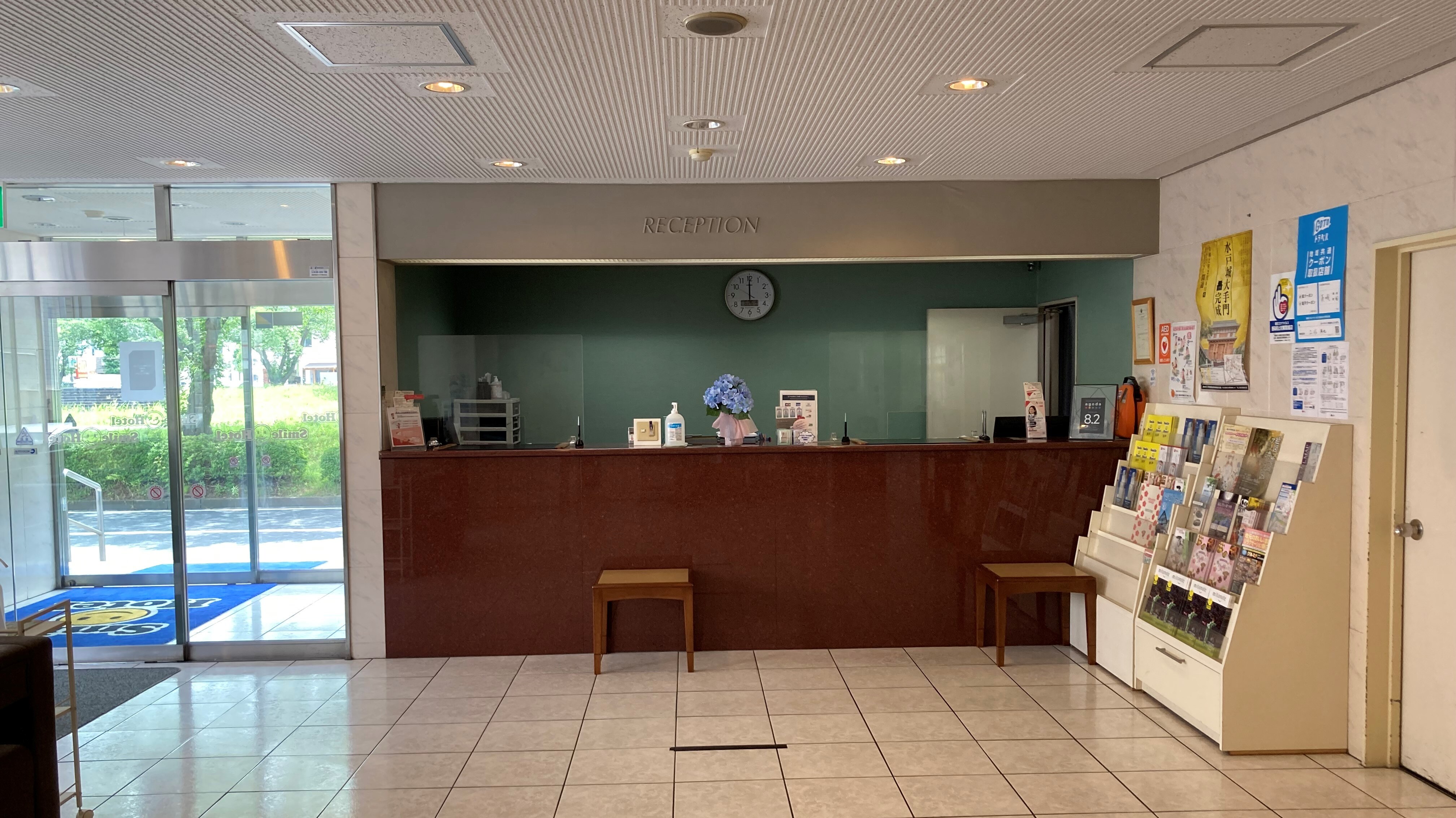 Hotel reception (front)