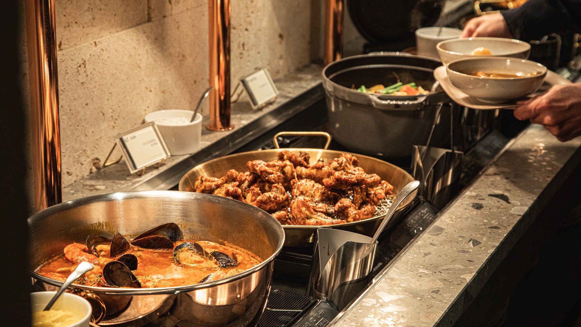 [Dinner Buffet] A variety of colorful appetizers. Both Mediterranean and Japanese cuisine, mainly using local Shizuoka ingredients, are available.