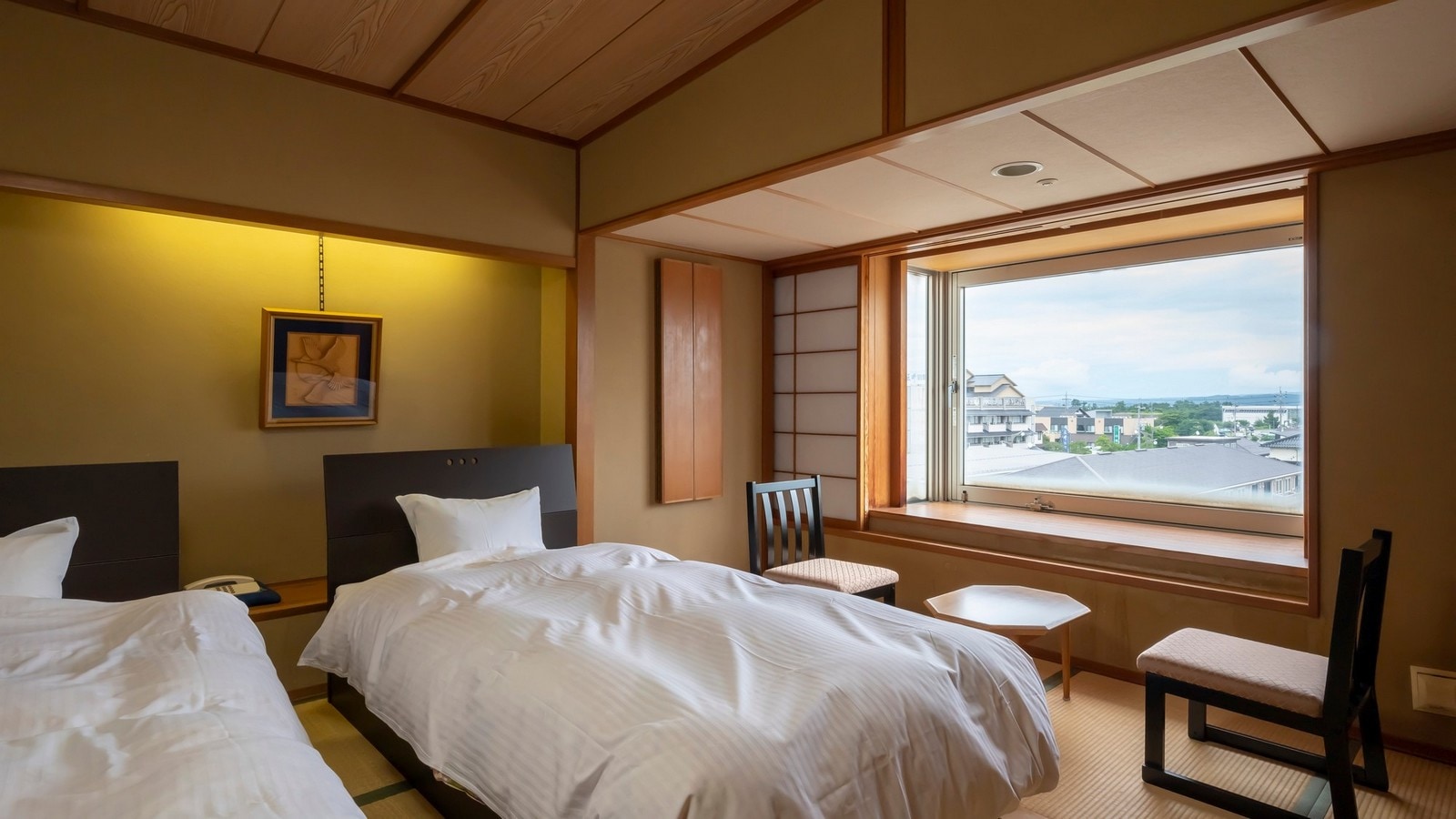 [Japanese-style room with bed]