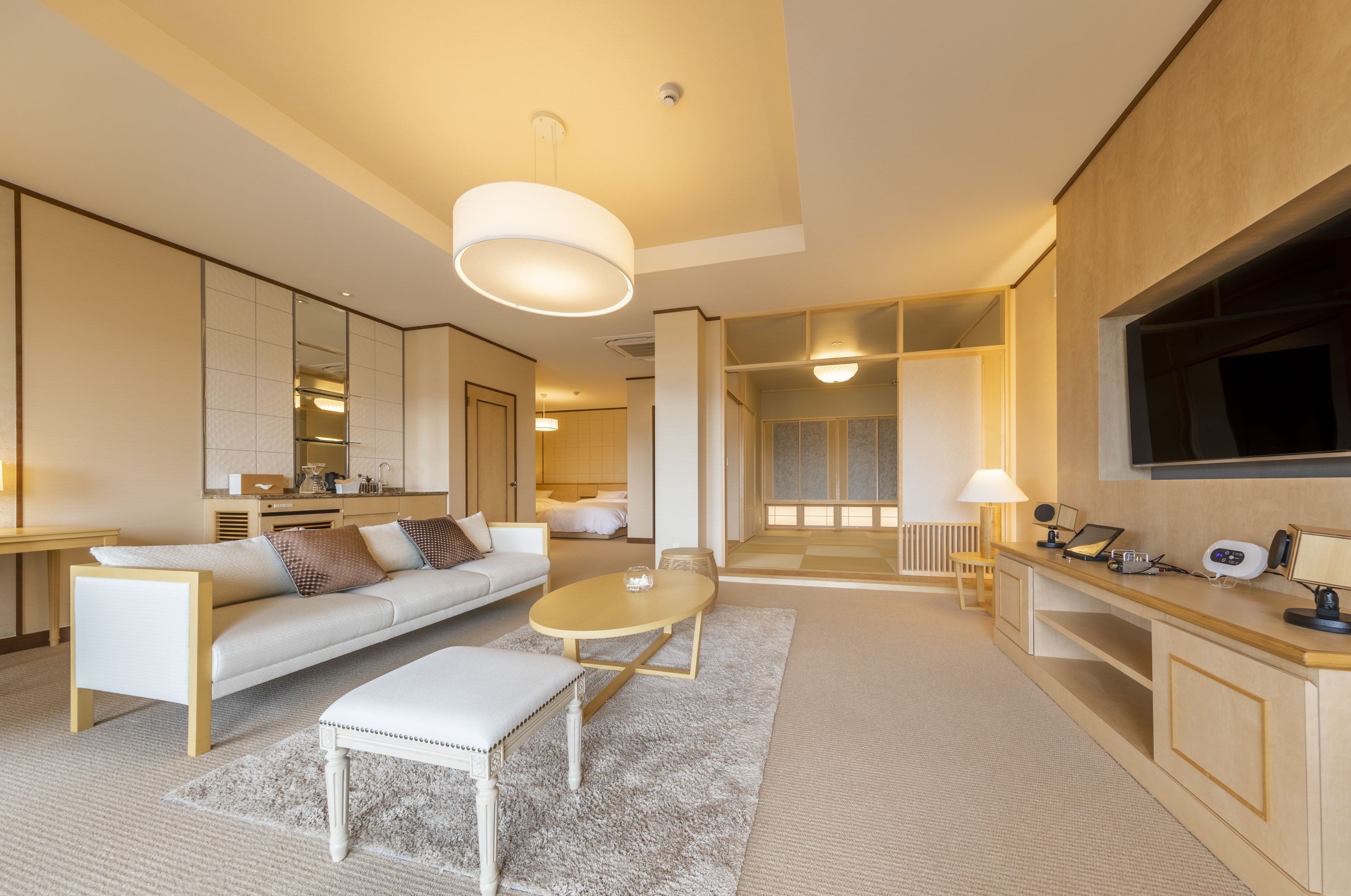 302 [RO ~ Ro ~] The open feeling that lets in sunlight from the lake and the luxurious atmosphere are attractive.