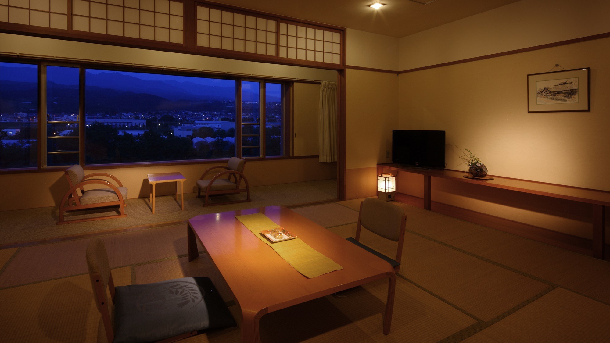 【日式房間12張榻榻米】寬敞的房間，您可以放鬆身心。您可以俯瞰藏王聯邦，享受山形的四個季節。