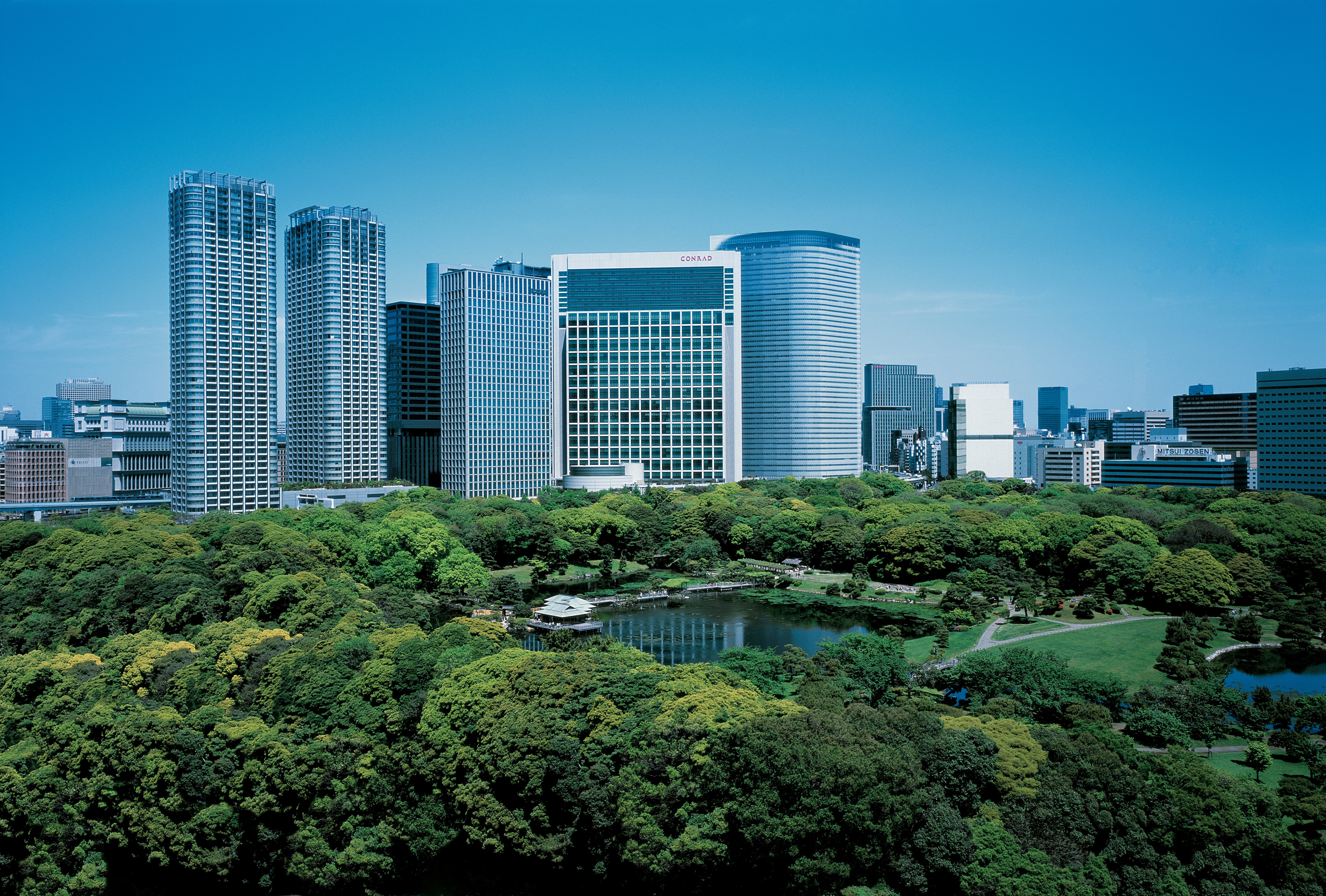 [Located on the waterfront in central Tokyo, with easy access to all areas of the city]