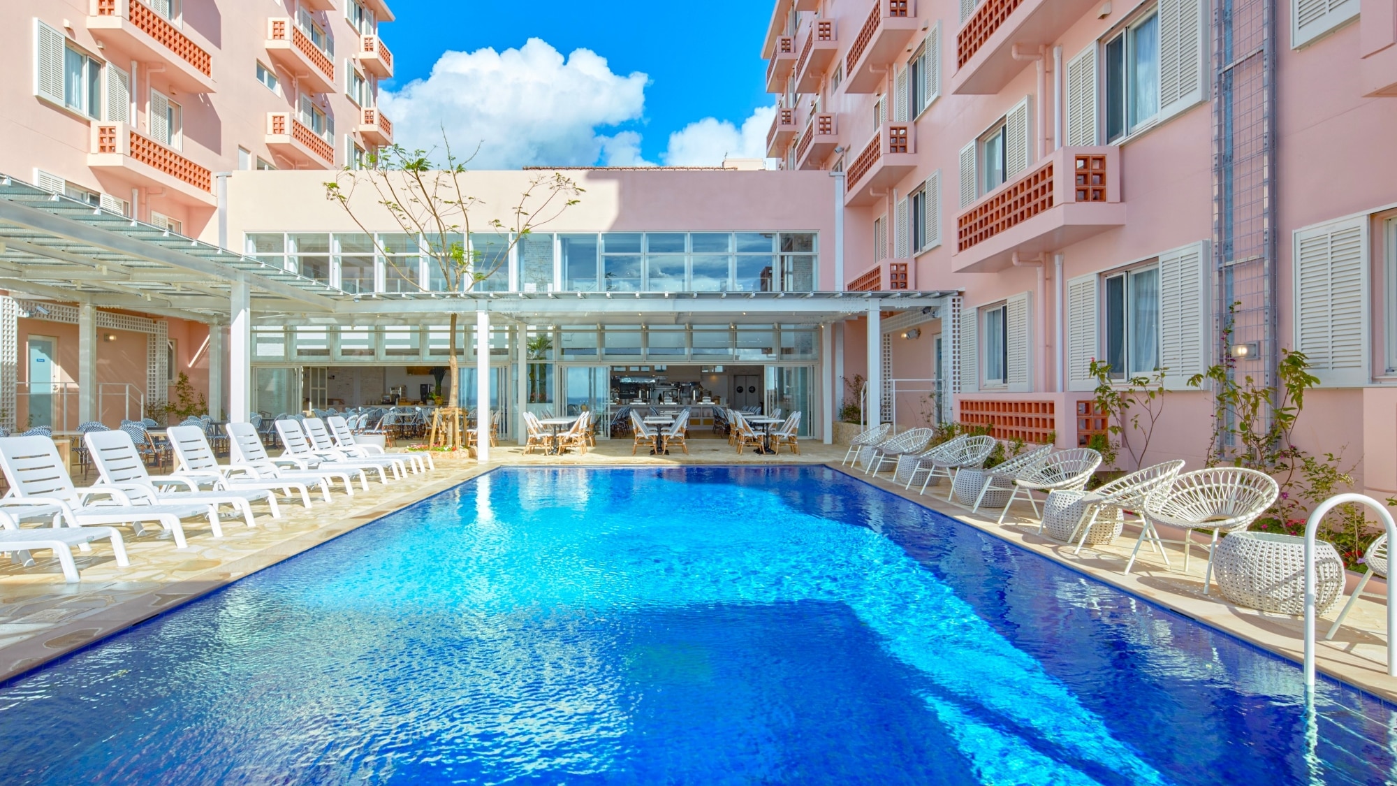 室外游泳池： 室外游泳池可供房客免費使用。還設有淋浴室和更衣室。