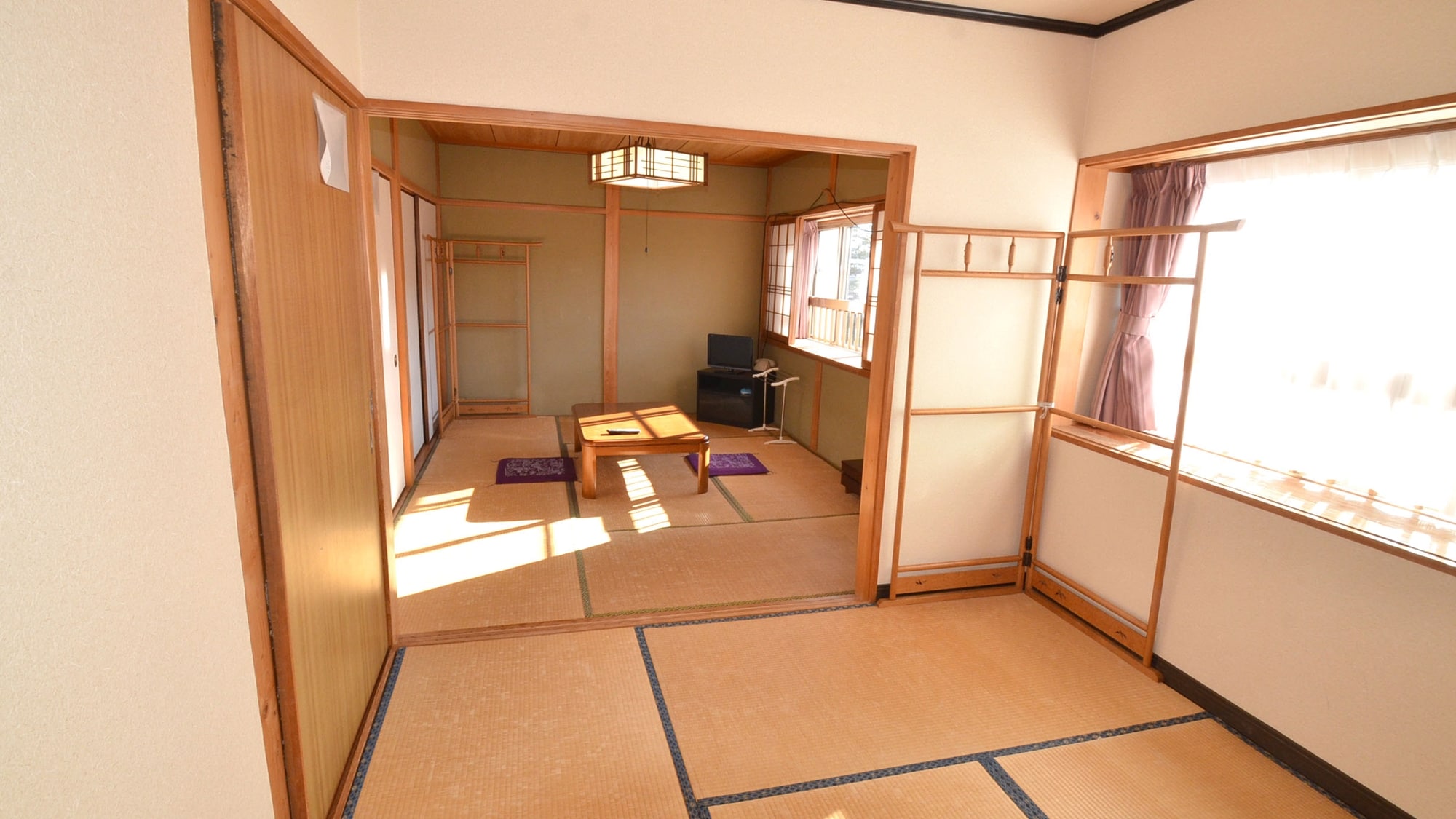 *Ini adalah kamar bergaya Jepang dengan dua tikar 6 tatami di lantai dua bangunan utama yang dapat Anda gunakan dengan nyaman. Anda juga dapat melihat kereta JR Obama Line dari jendela.