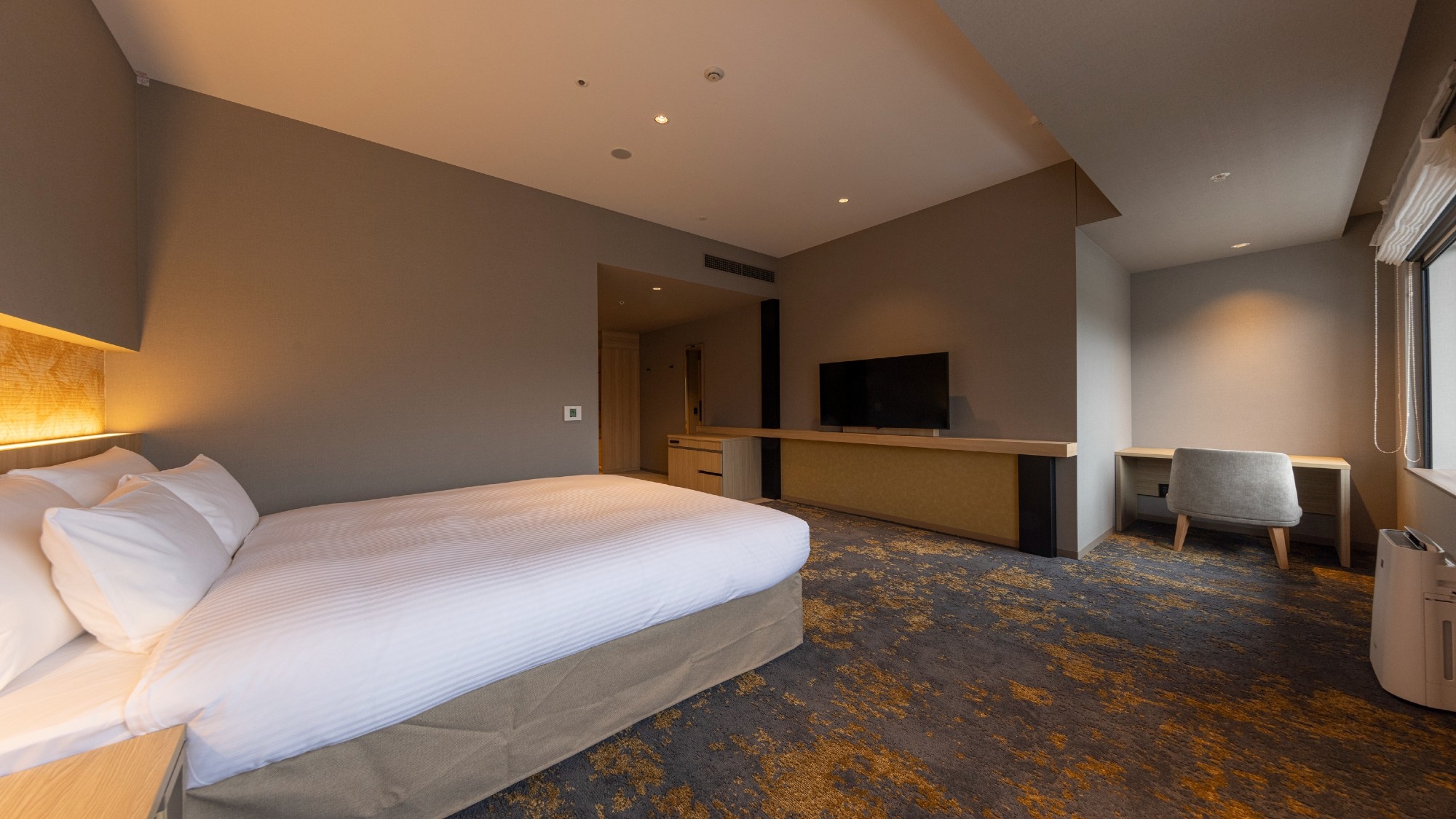 [Universal Double] We aimed for a gentle and easy-to-use room, such as the placement and construction of furniture.