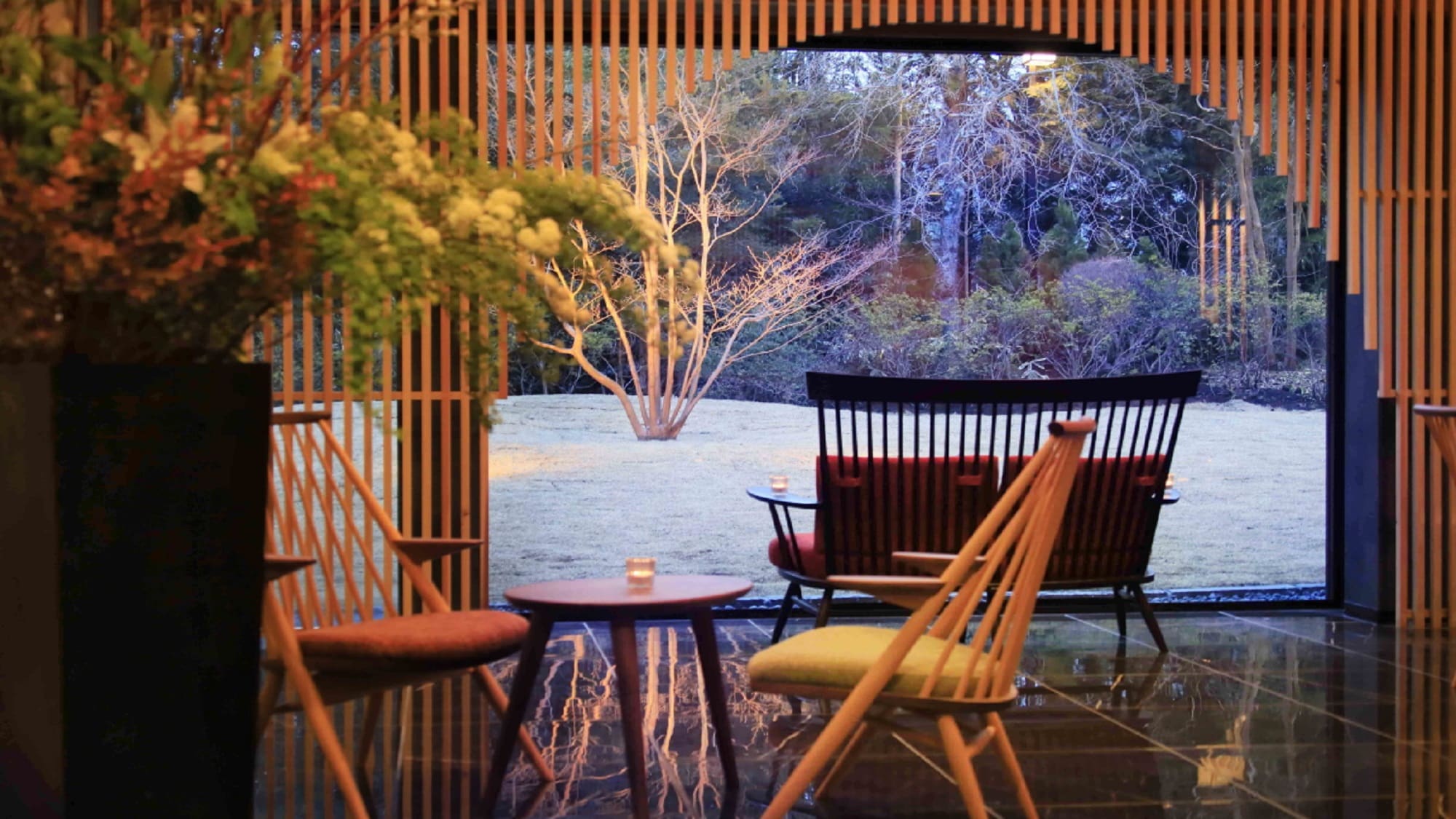 [Lobby/Miyabi Residence] Beyond the window is the nature of Sengokuhara