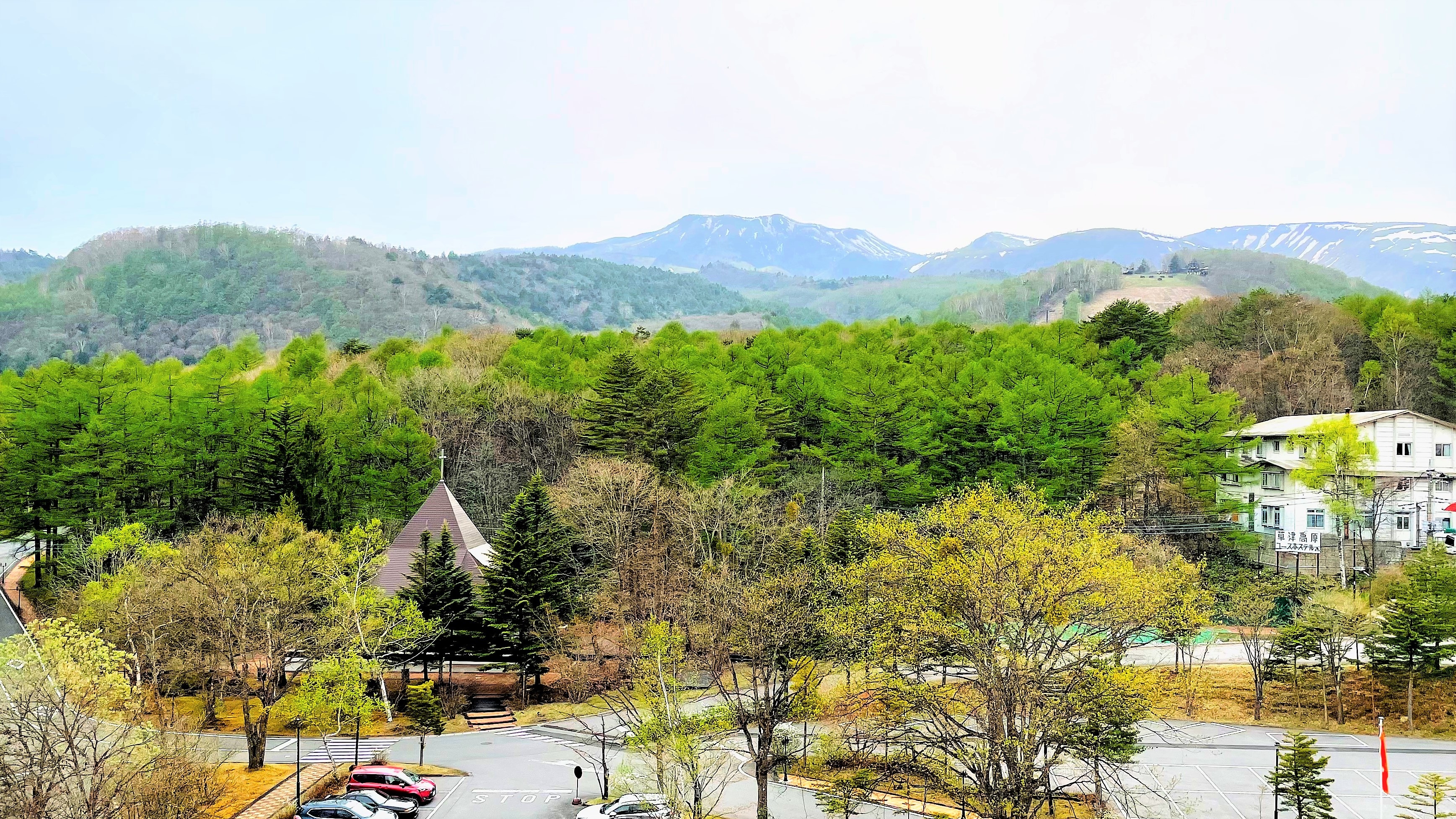 [Twin on the top floor] From the room, you can see the Bertz Forest Church and the mountains.