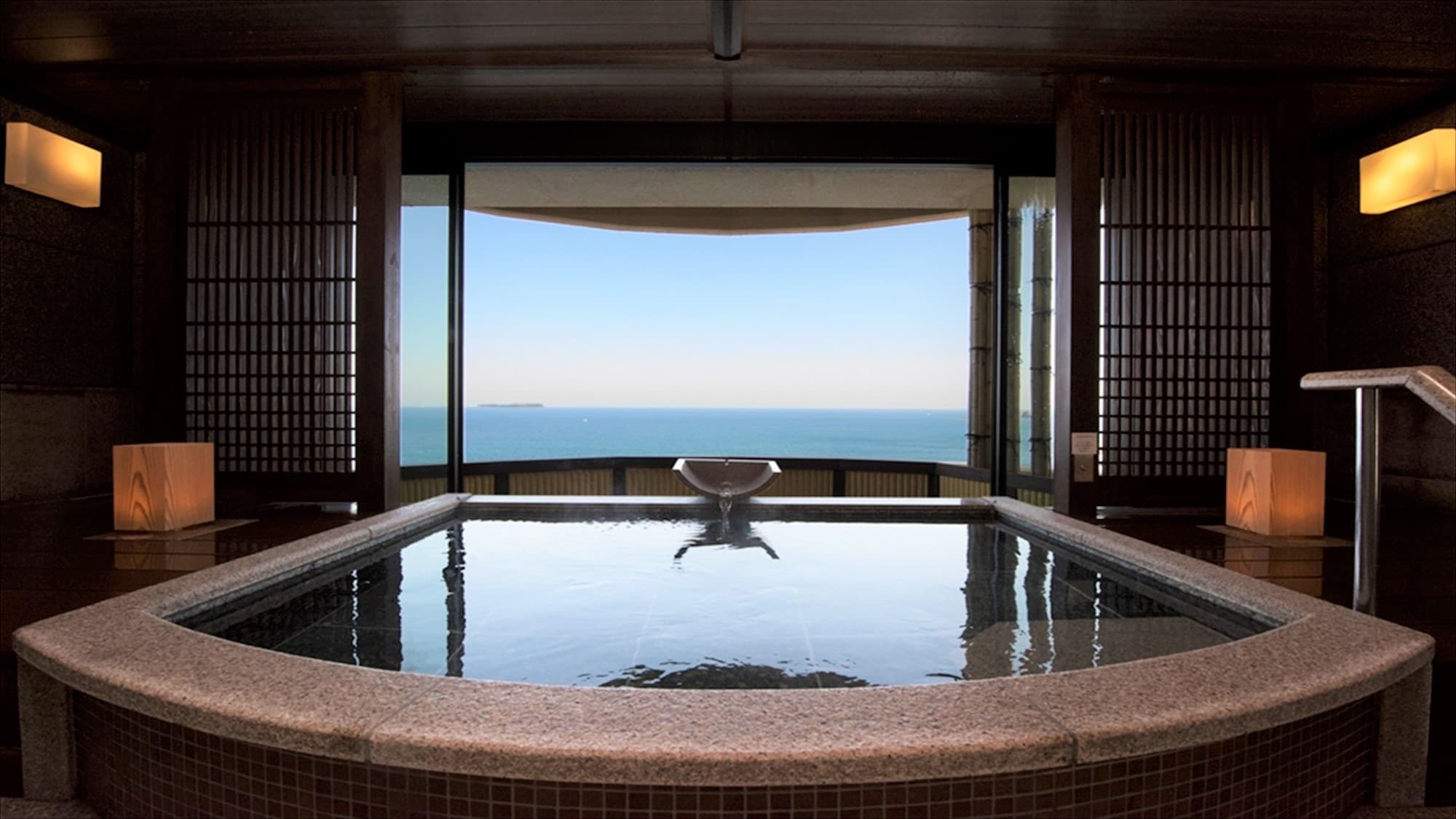 [Chartered bath ~ Kaoru ~] Enjoy a leisurely bath with a view of Hatsushima floating on the horizon.