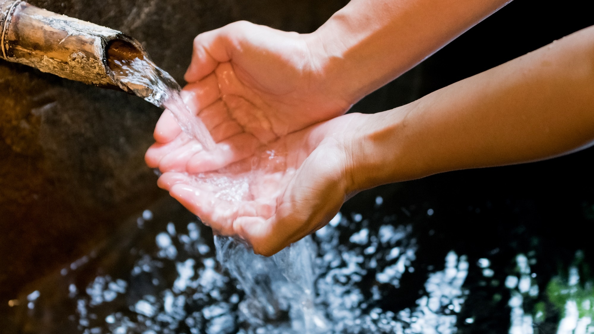 *The slippery water feels just like lotion on your skin! (Image for illustration purposes only)