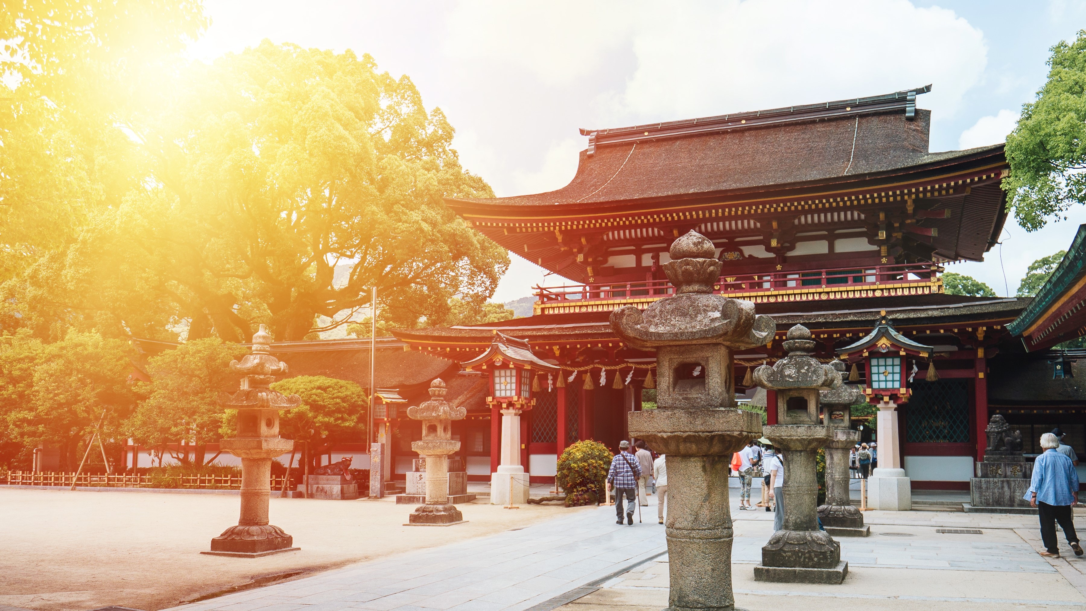 [Nearby area: Dazaifu Tenmangu Shrine] The head shrine of 12,000 Tenmangu shrines, whose deity is Sugawara no Michizane.