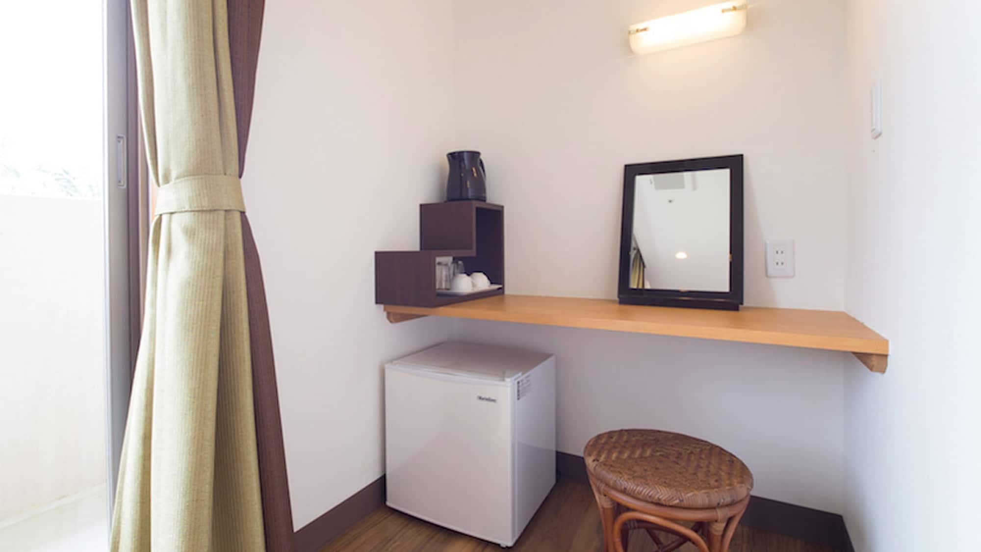 [本館雙床房] 每間客房均配有茶具和冰箱等便利設施。