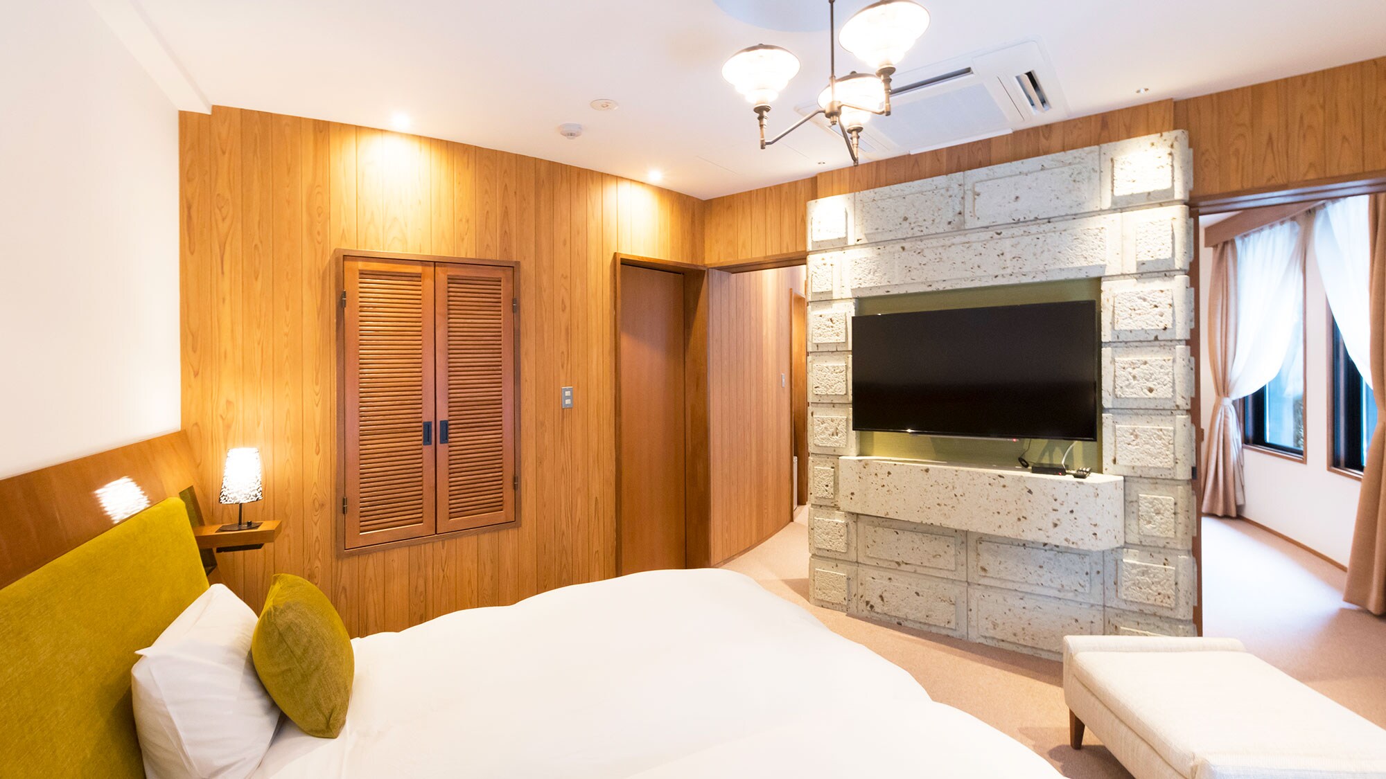 [Main building, 3rd floor / 50 square meters] A bright, calming, high-quality room with a view of the cedar trees from the window.