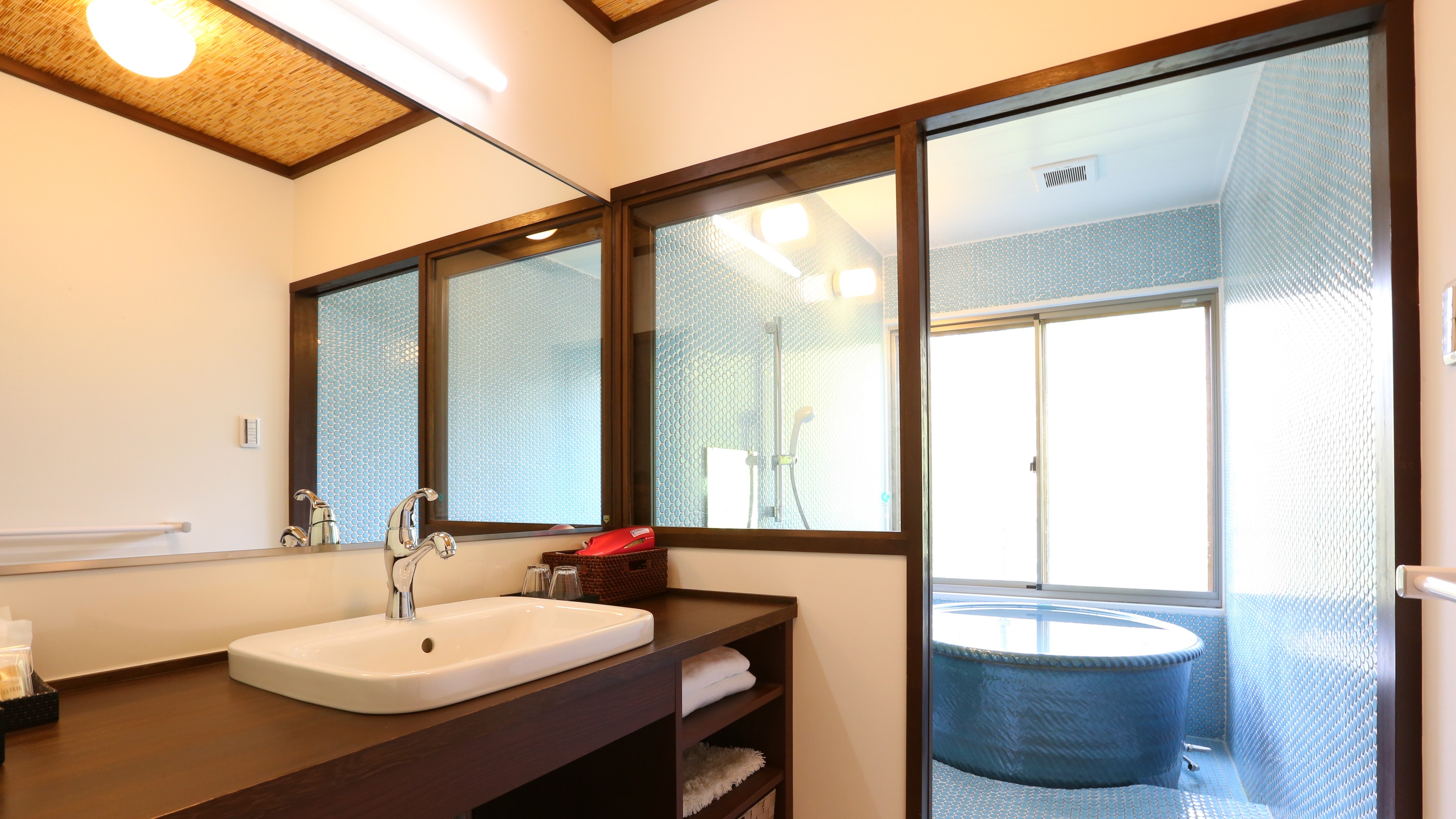 ■ River walnut room