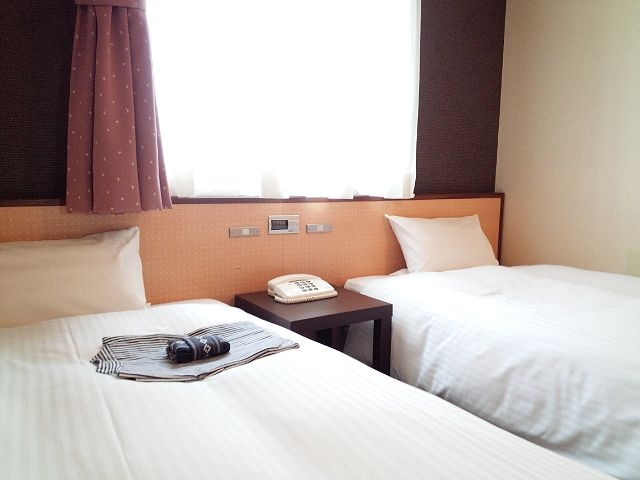 이코노미 트윈룸【20㎡】싱글 침대 2대의 객실입니다.