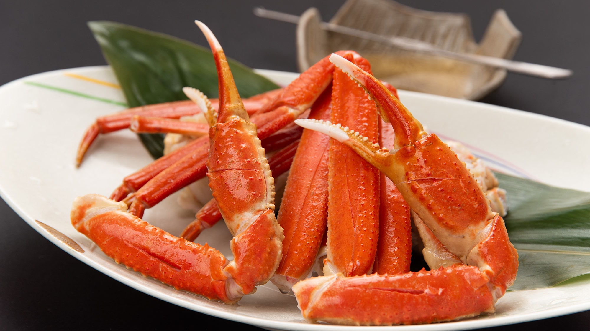 [Contoh makan malam] Kami akan menyediakan kepiting rebus yang dipotong-potong agar mudah dimakan.