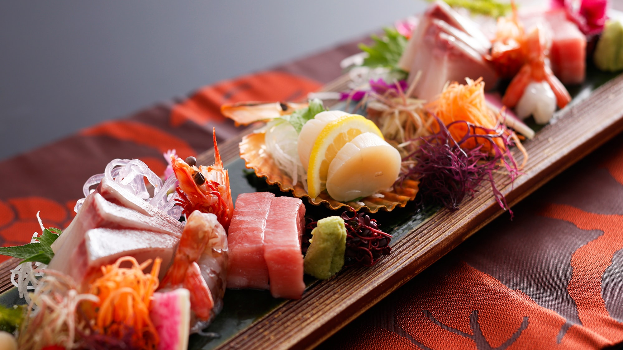 [生鱼片图片] 请享用极其新鲜的伊势志摩生鱼片，刺激您的味蕾。