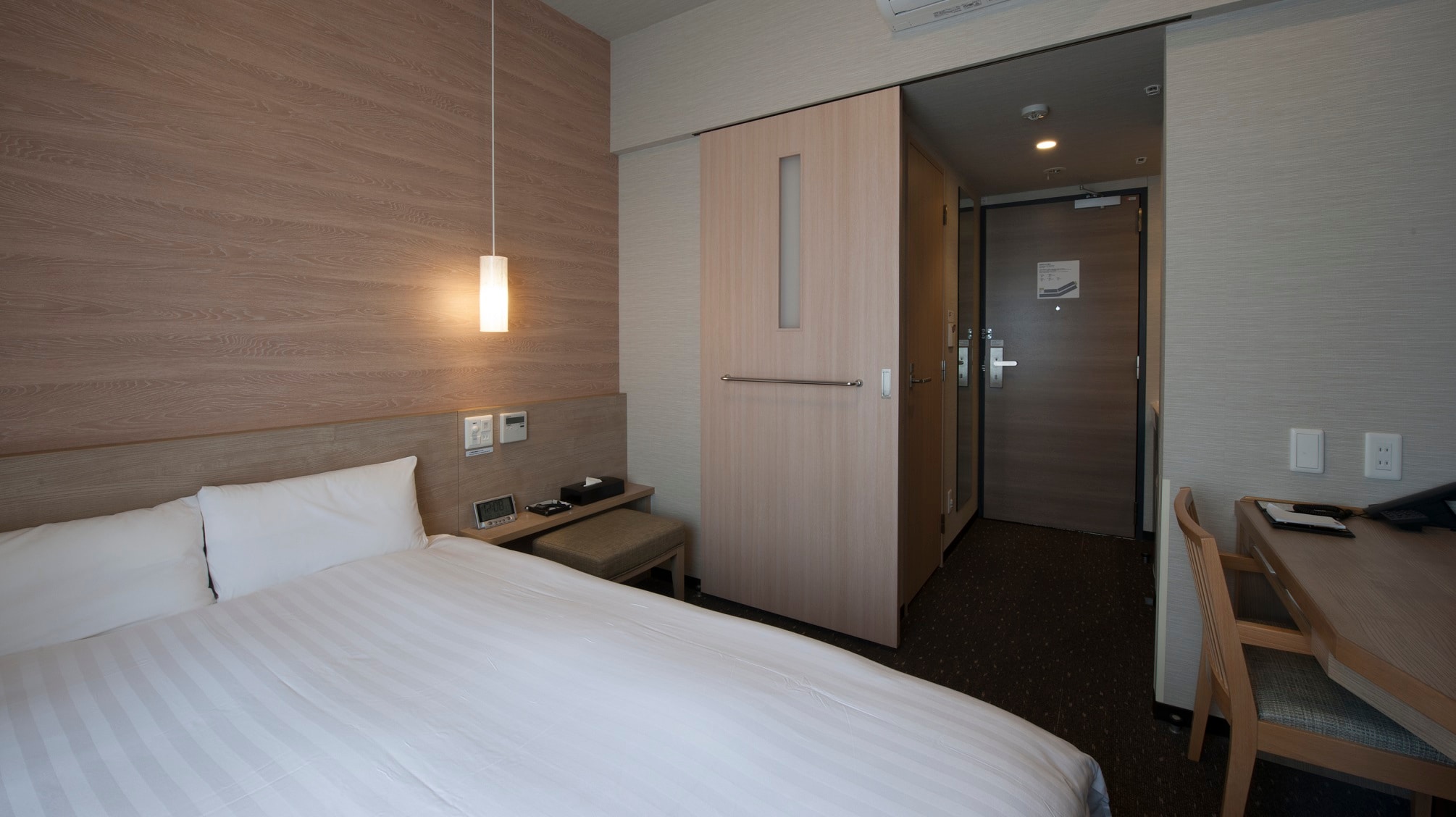 ◆ Double room 13.8 ~ 14.8㎡ ・ Bed size 140cm & times; 195cm & times; 1 bed ・ Simmons bed