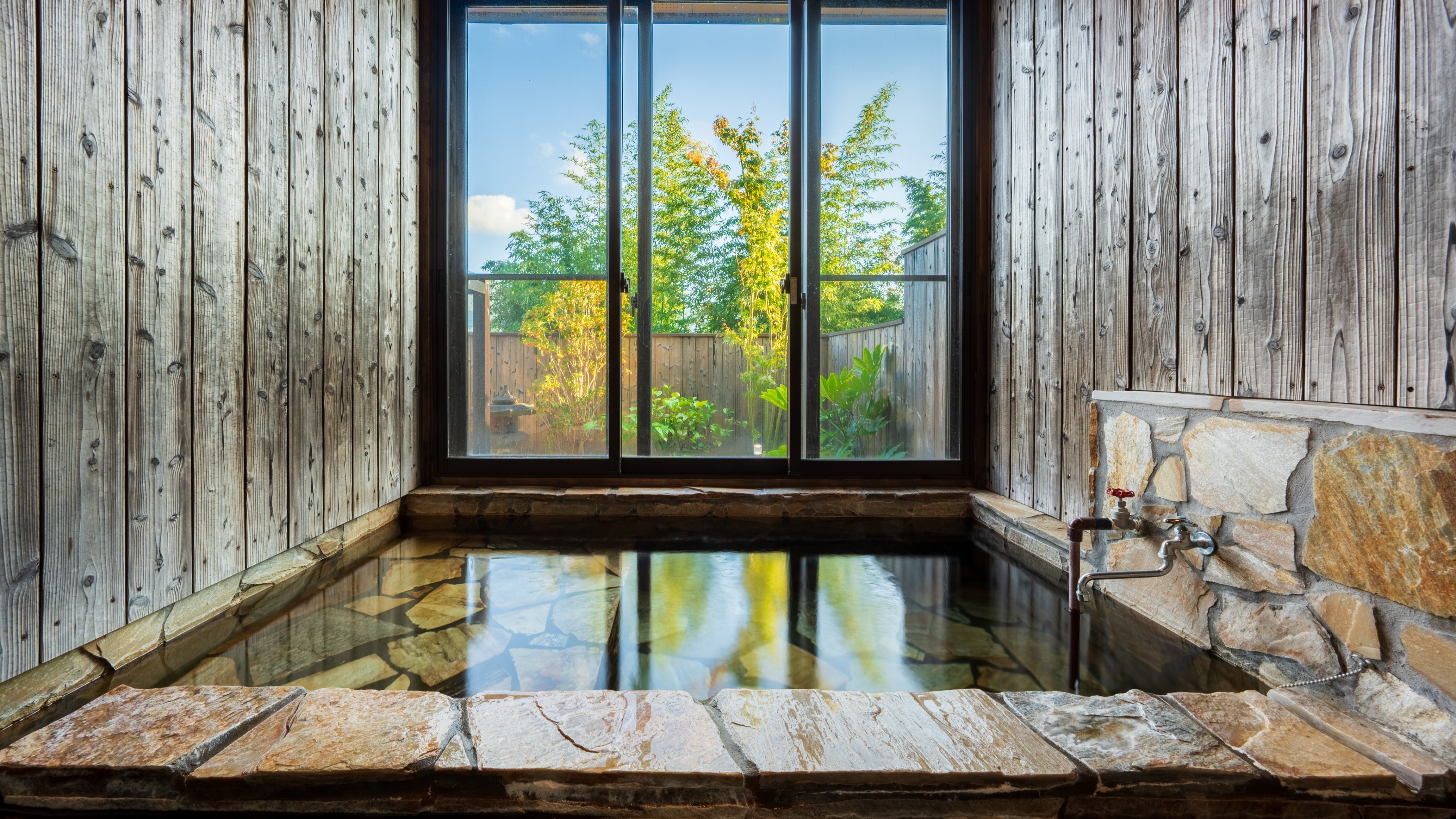 Guest room bath image