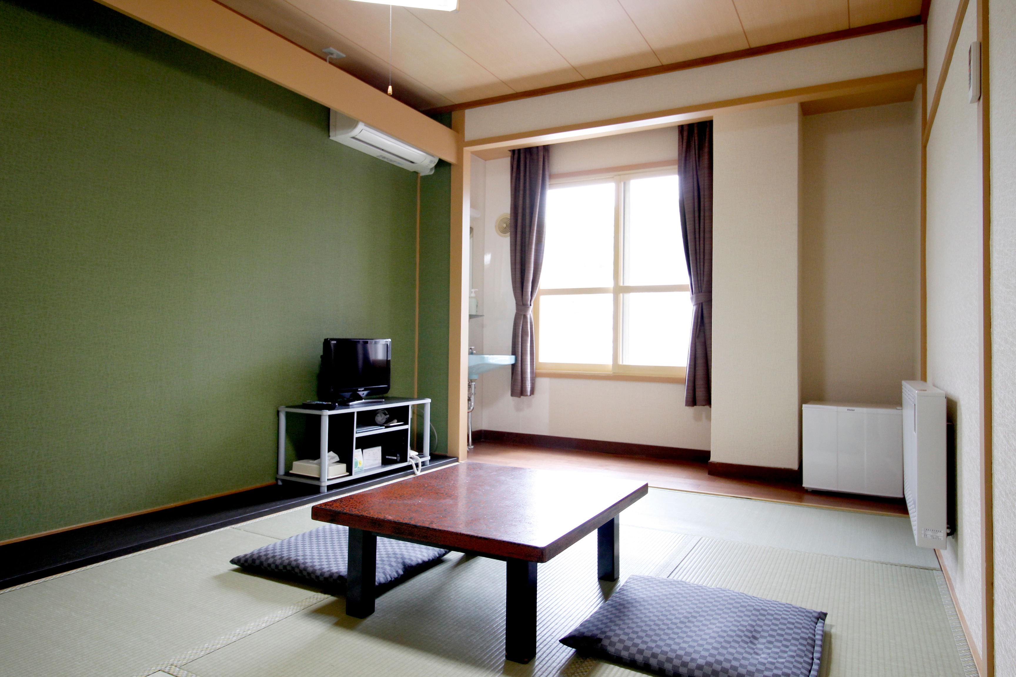 Japanese-style room: 7.5 tatami mats