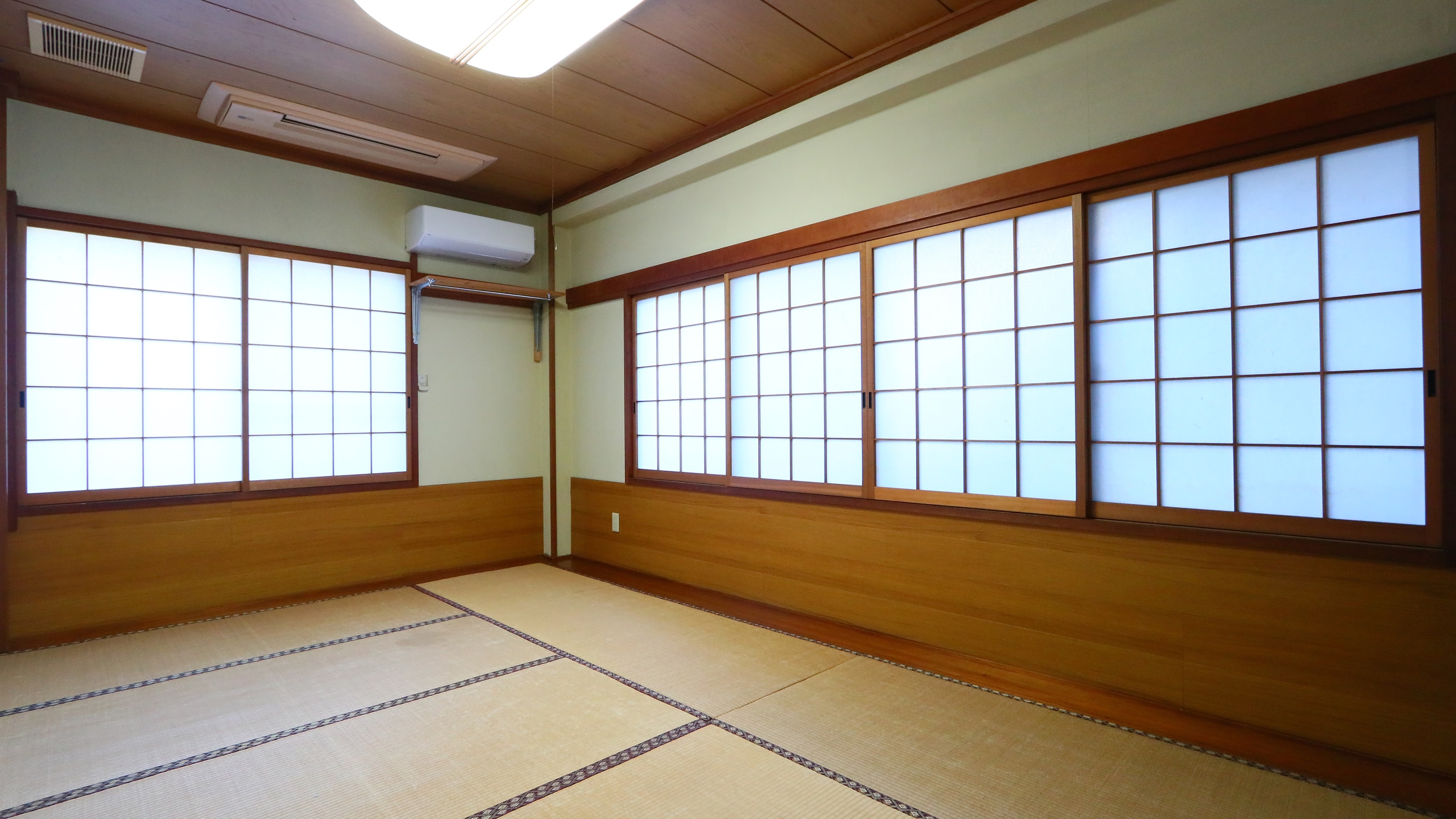 Japanese-style room (7.5 tatami mats)