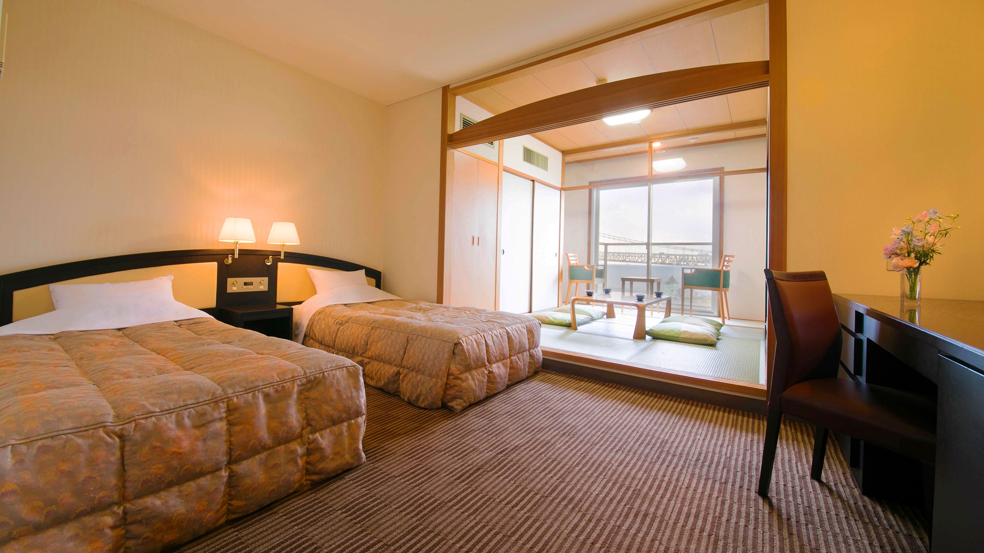 ■ Ryokufukan-Japanese-Western style room-■ 34㎡, 100cm wide Japanese-Western style room with 2 beds. A spacious space where you can enjoy the train view
