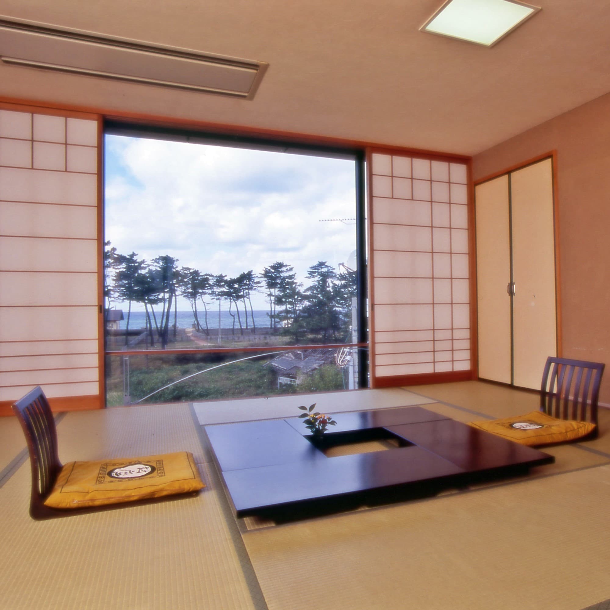 A journey where you can spend a relaxing time with the countryside scenery as your backdrop.