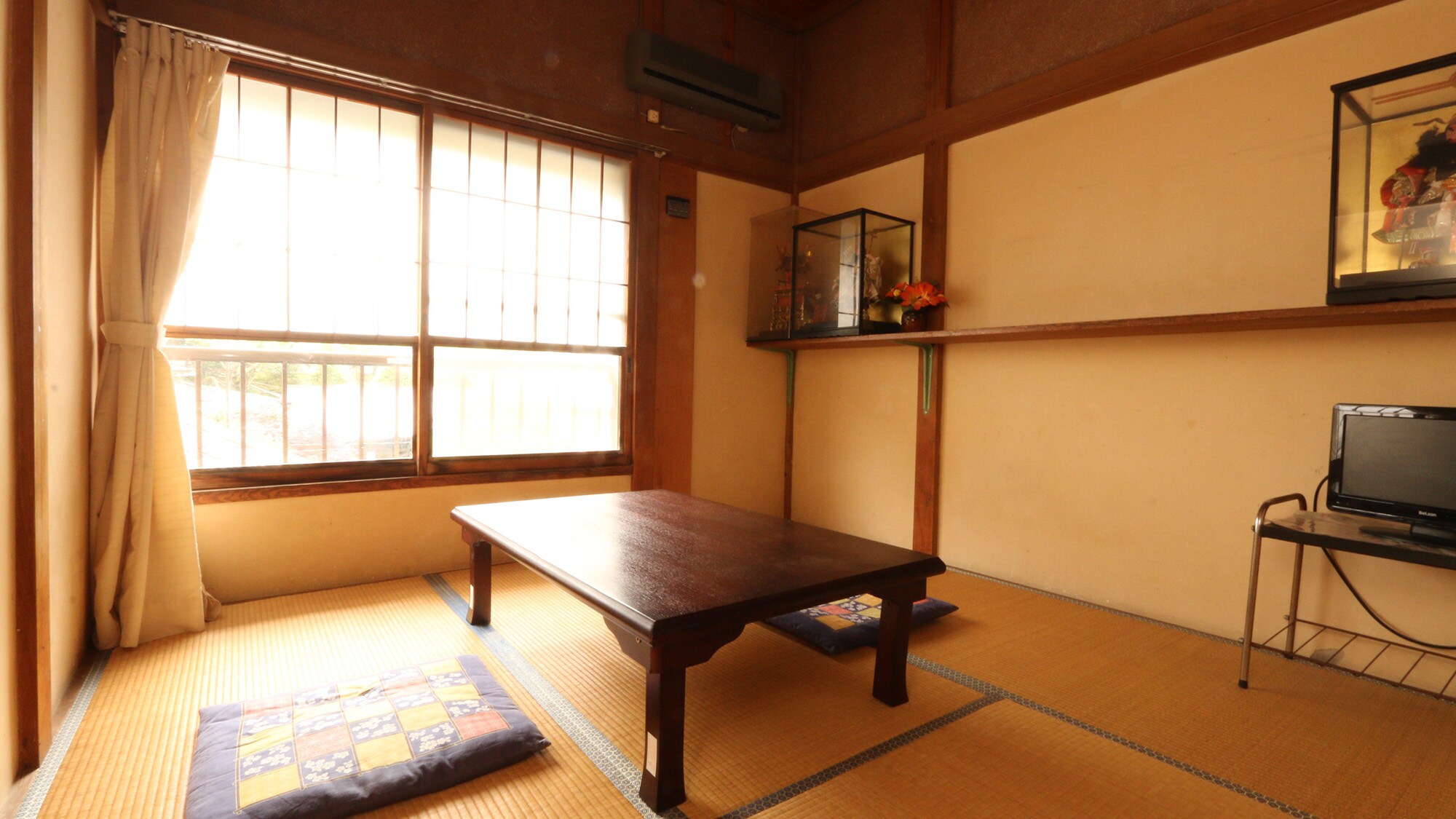 Japanese-style room (6 tatami mats)
