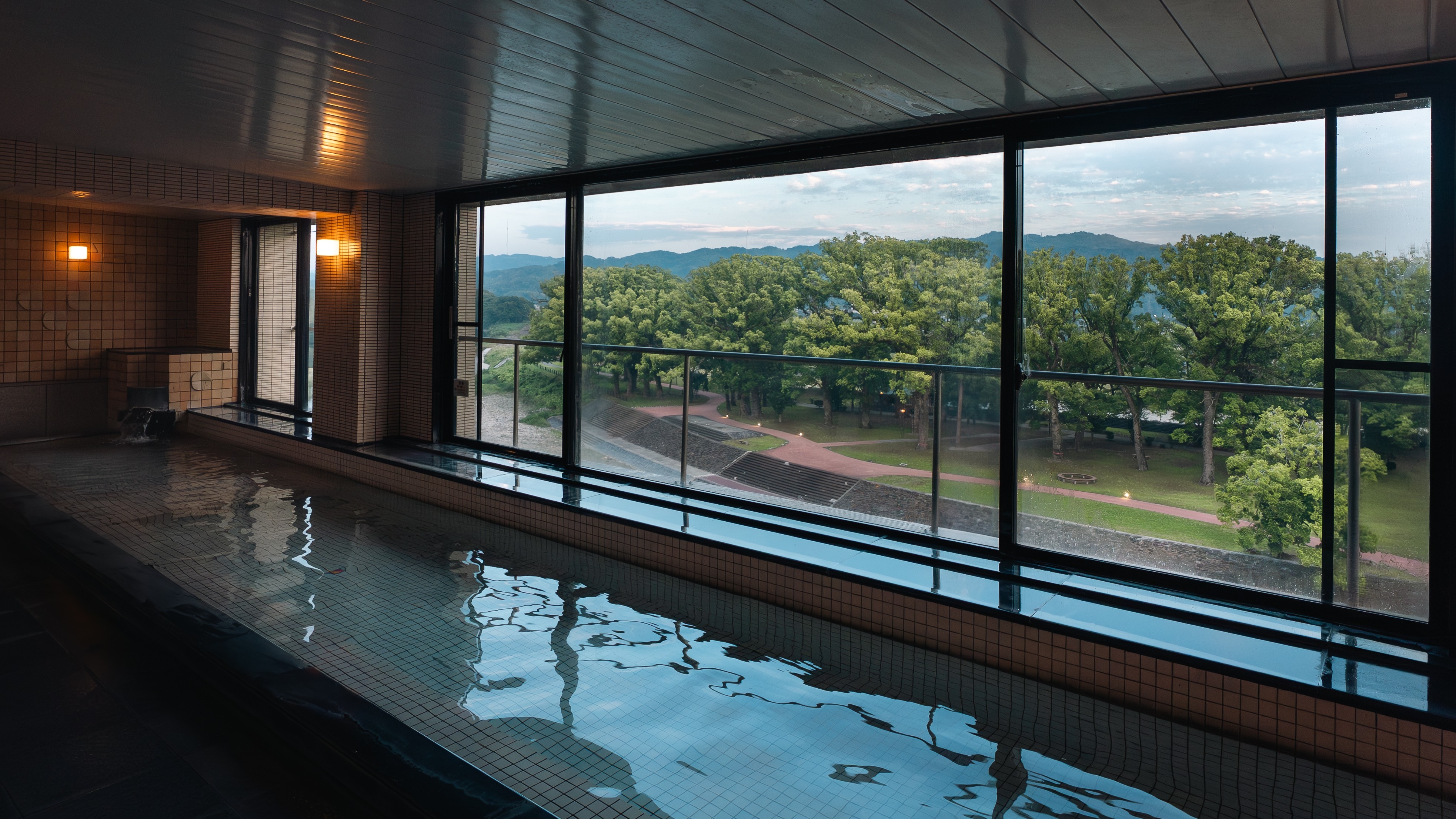 Sebuah kolam pengamatan besar tempat Anda dapat menikmati mata air panas sambil memandang pohon kamper besar dan Sungai Yabe.