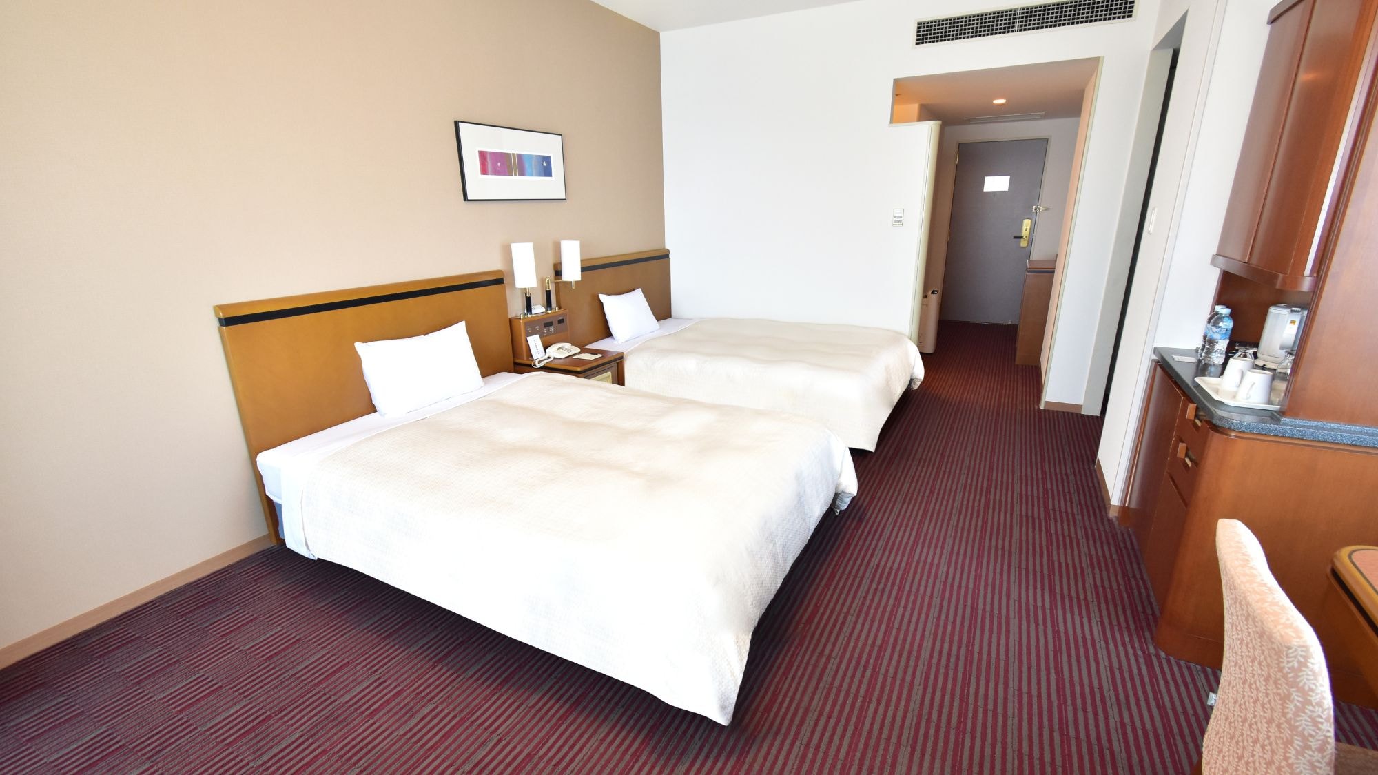 Deluxe Corner Twin Room with Airport View