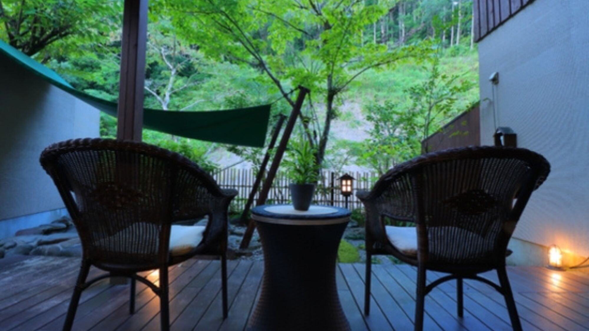 Suite Maisonette Bergaya Teras Aliran Gunung