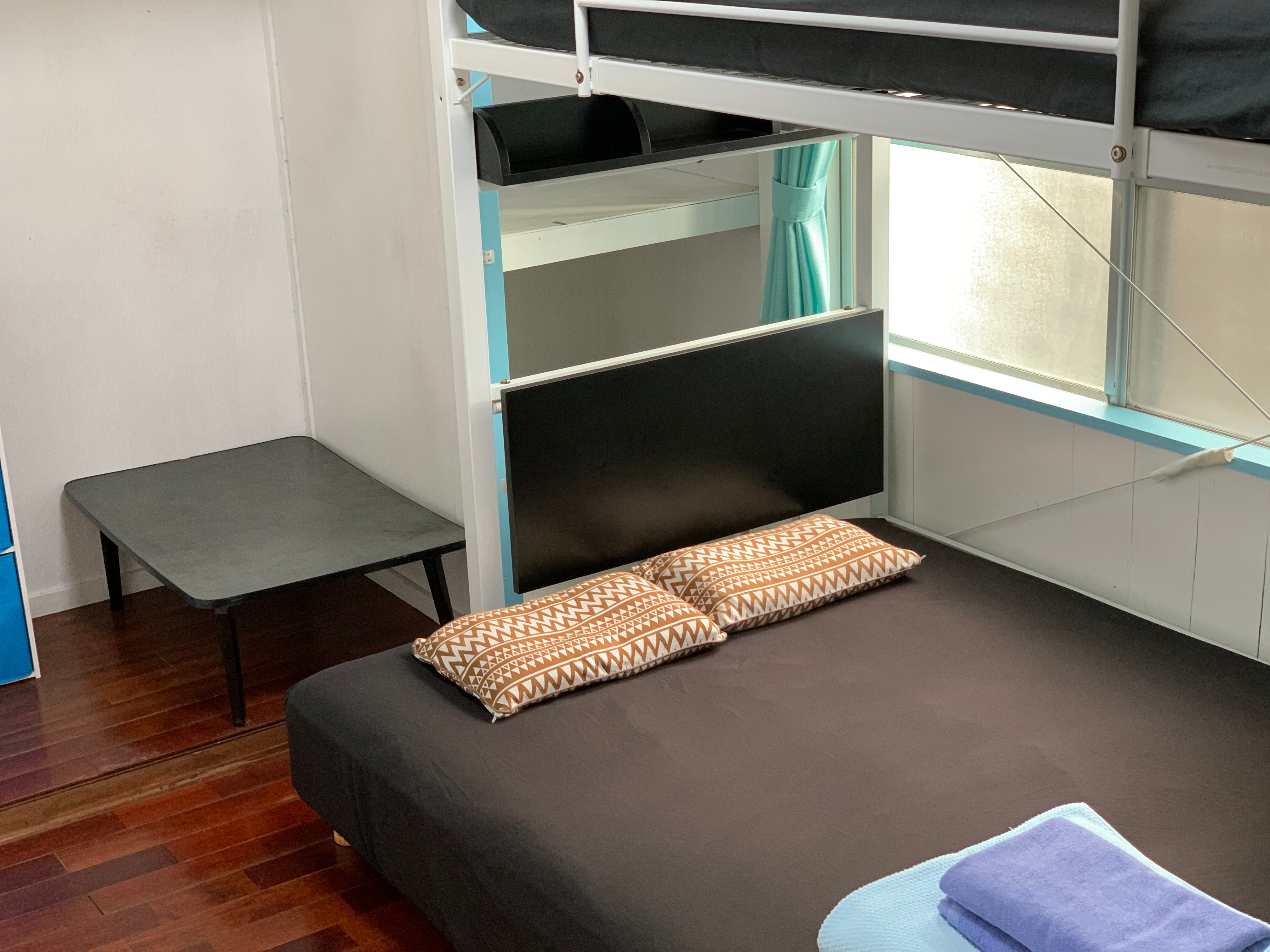 Contoh kamar dengan ranjang susun dan ranjang kembar.