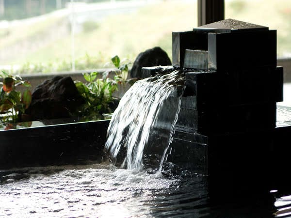 [Nhà tắm công cộng lớn] Suối nước nóng nổi tiếng tiếp tục chảy mà không thay đổi là suối nước nóng đơn giản có tính kiềm yếu.