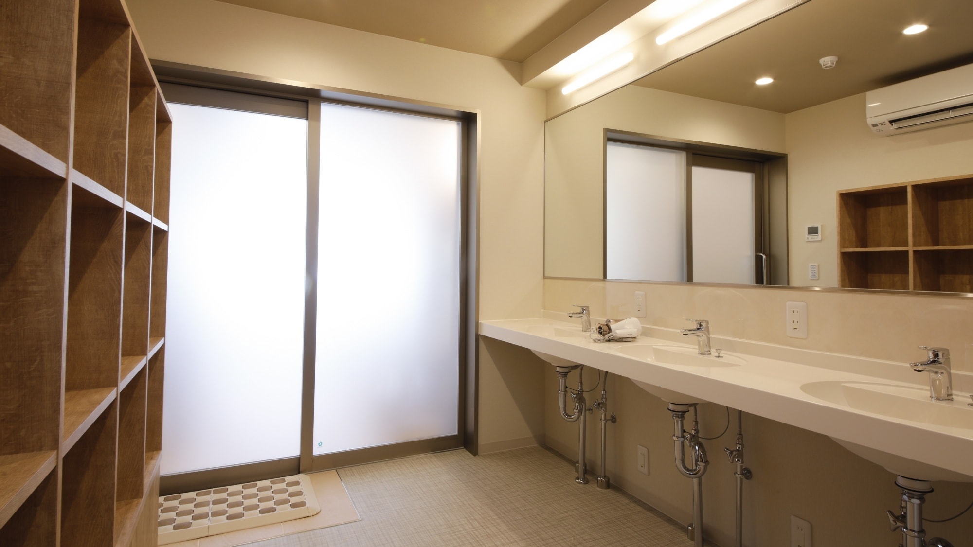 [Large public bath, Kaede no Yu (women's bath)]This is the changing room.