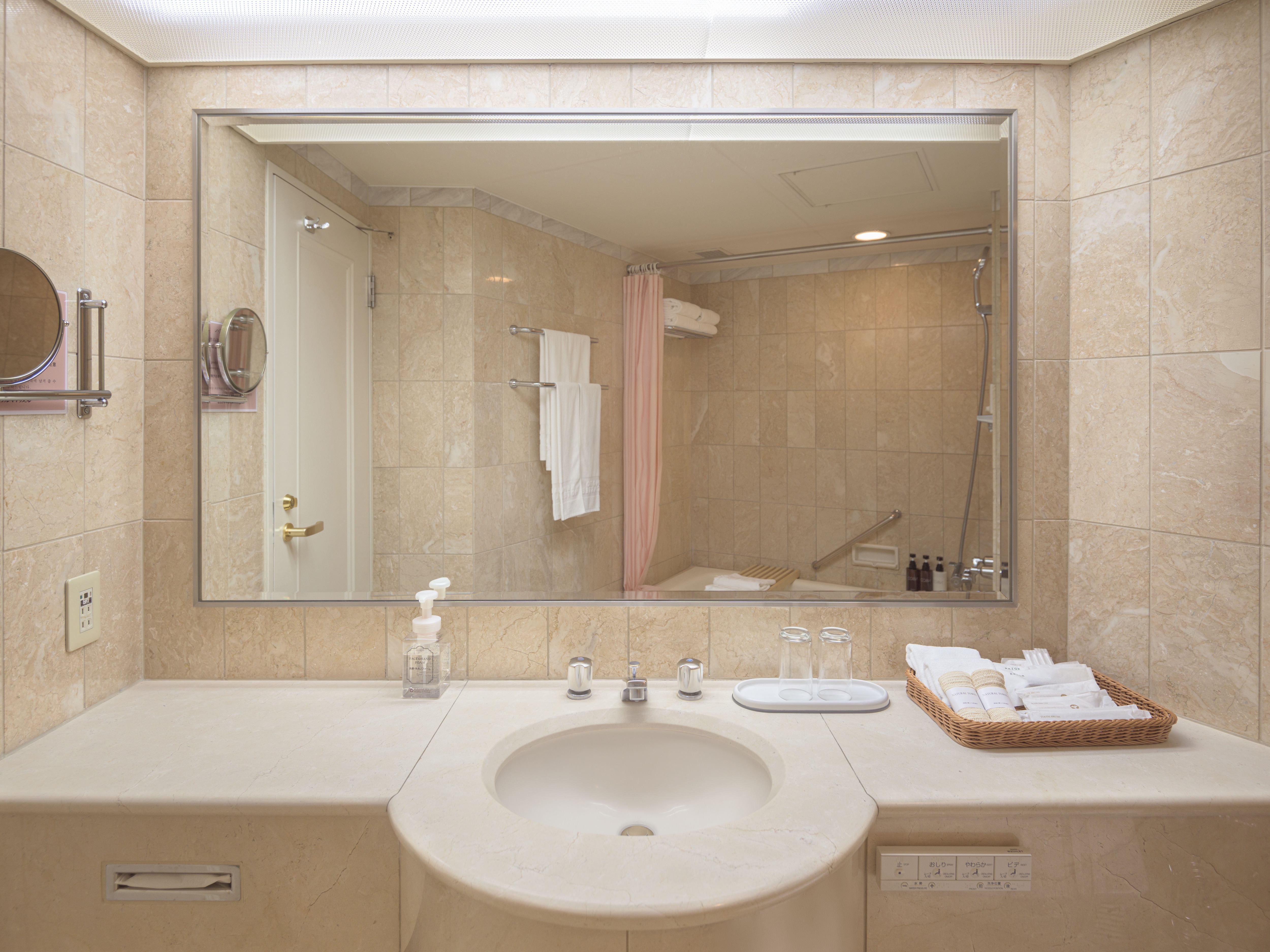 Deluxe Twin Bathroom
