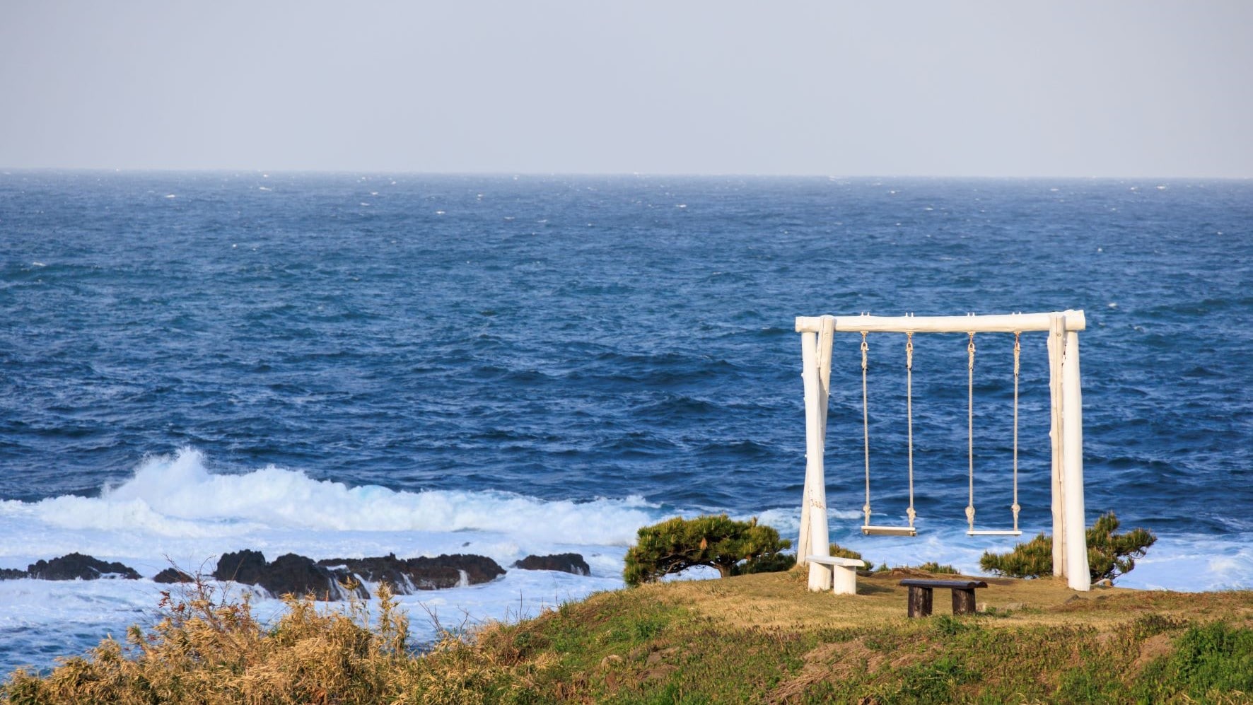 ▲In the garden, there is a pure white "Happy Swing" that looks like it could jump out into the sea.