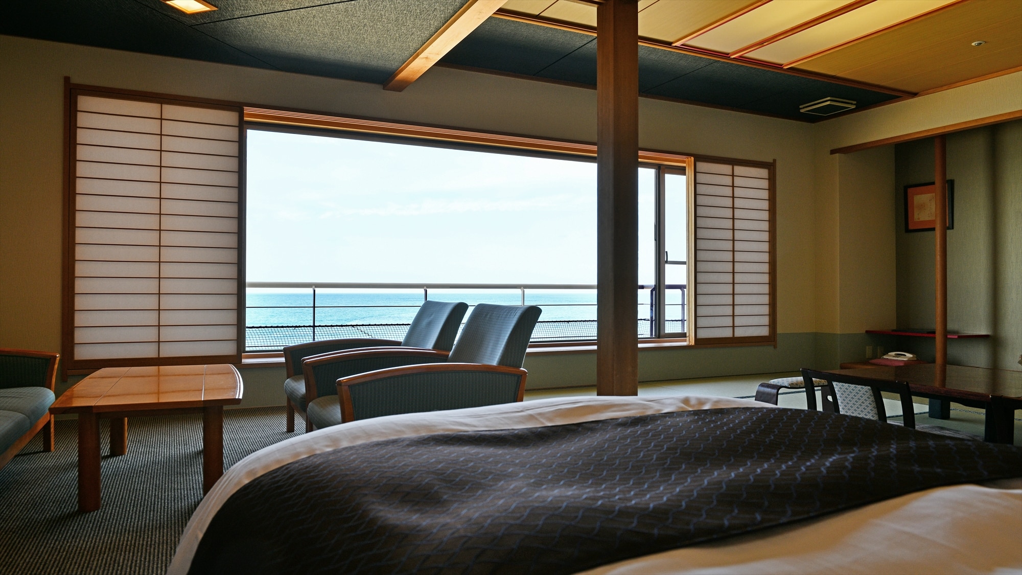 Ocean view "Soyokazekan" corner room Japanese style bedroom [Non-smoking]