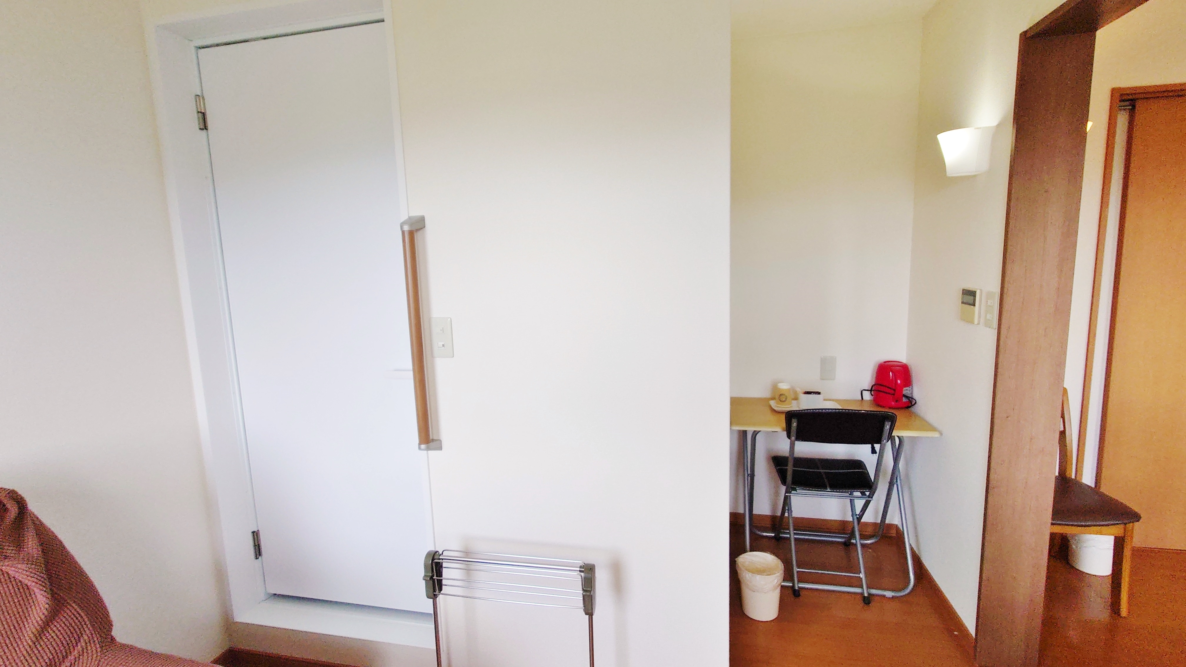 Meja kerja kamar twin (ruang relaksasi) dan kamar mandi unit