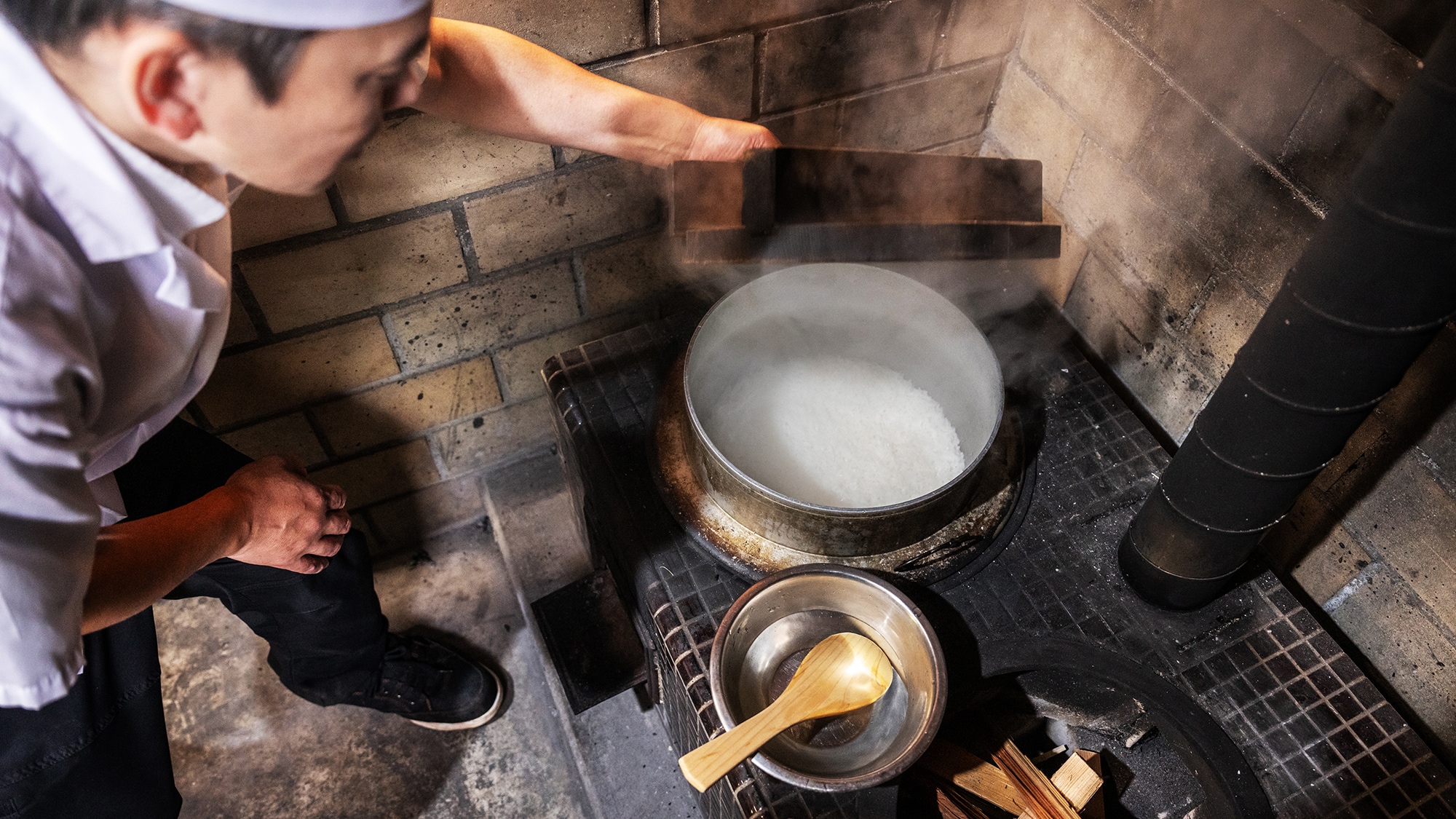 Nasi lezat ini dibuat menggunakan tungku kuno dan kontrol suhu kayu bakar yang diatur secara cermat. Rasa alam ada di sini.