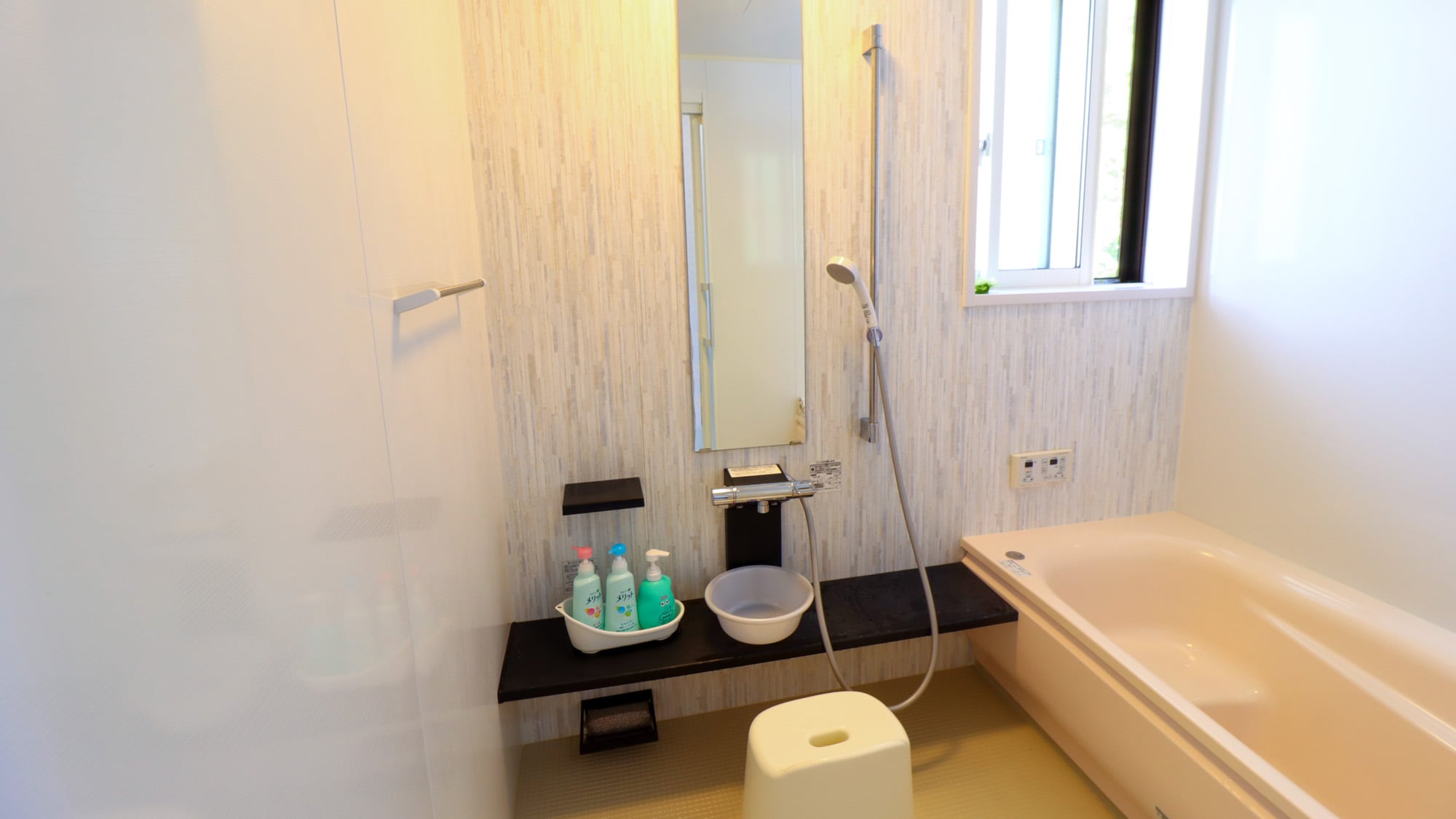[Women's bath] A clean, residential unit bath