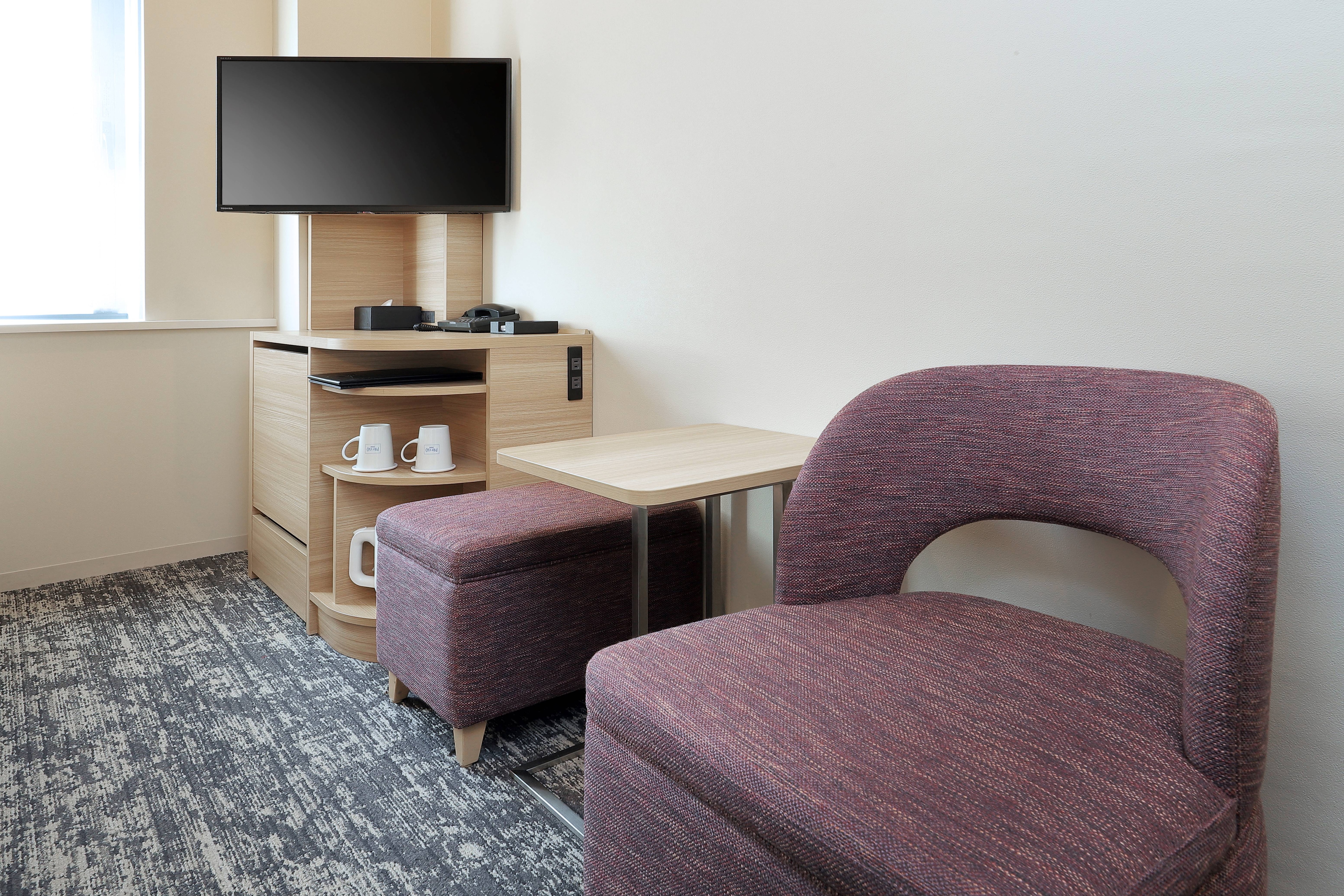 [小雙人房] 書桌