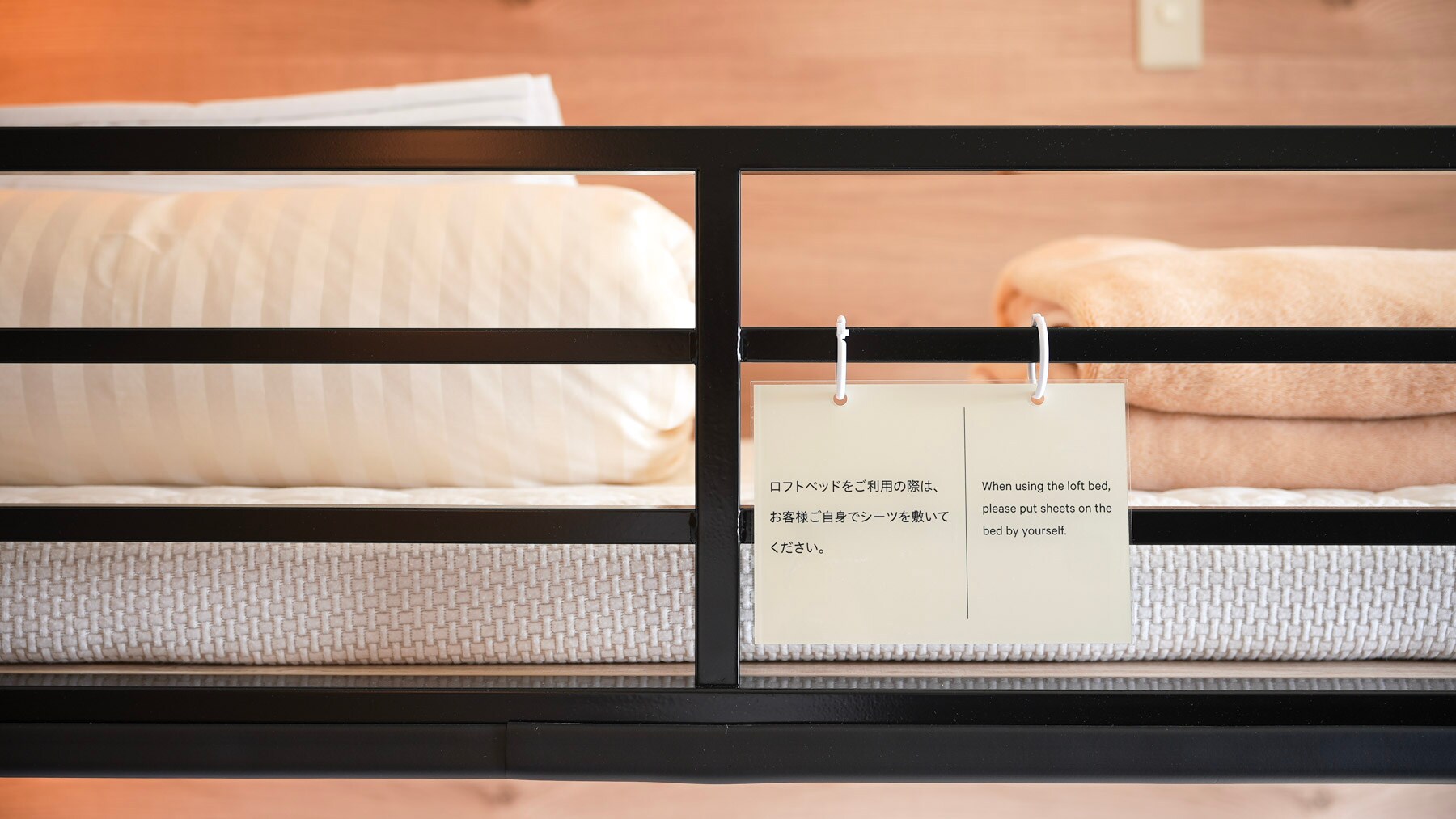 Please lay your own sheets on the loft bed.