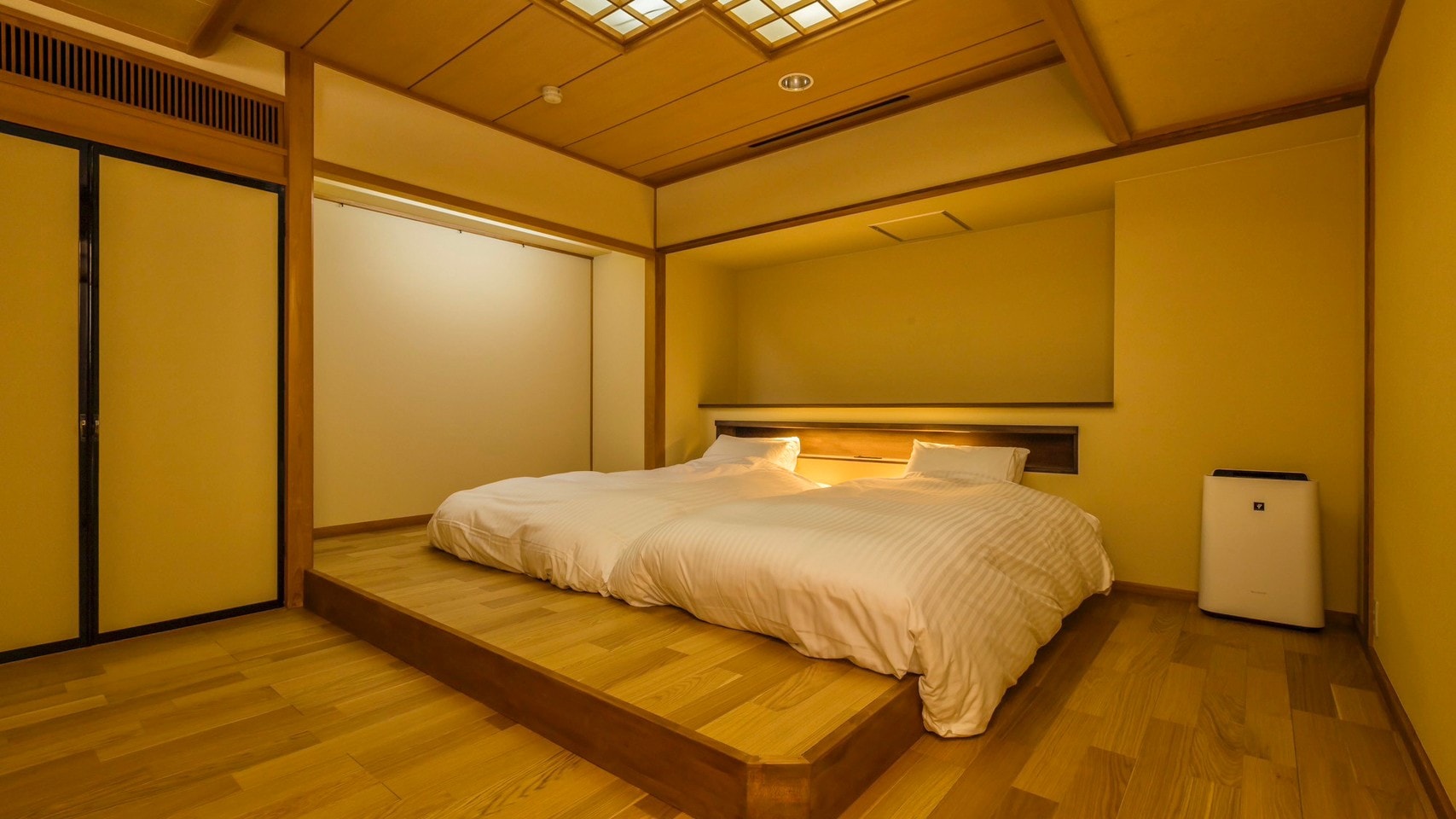 [Deluxe B] Two semi-double beds (110cm) are provided. For 3 or more people, we can provide futons.